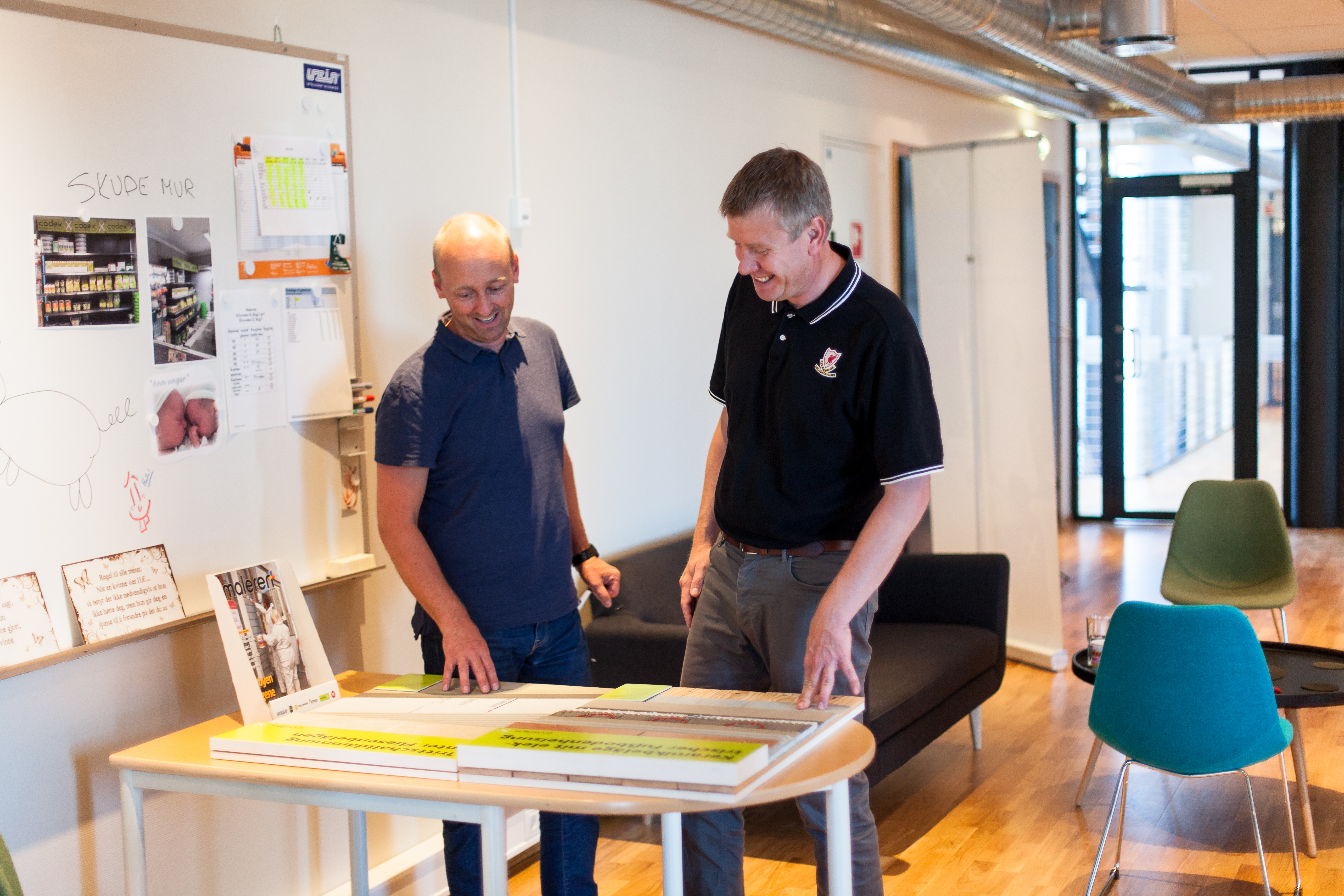 Økonomisjef i Uzin Utz Group Norge AS, Preben Simonsen, og Bredo Christoffersen, innkjøps- og logistikkansvarlig, studerer modeller av Uzins systemer for oppbygging av baderomsgulv.