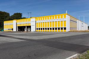 Like over veien for hovedkontoret ligger Larvik LogistikkSenter, som har overtatt lager- og varehåndtering for Uzin Utz Group Norge.