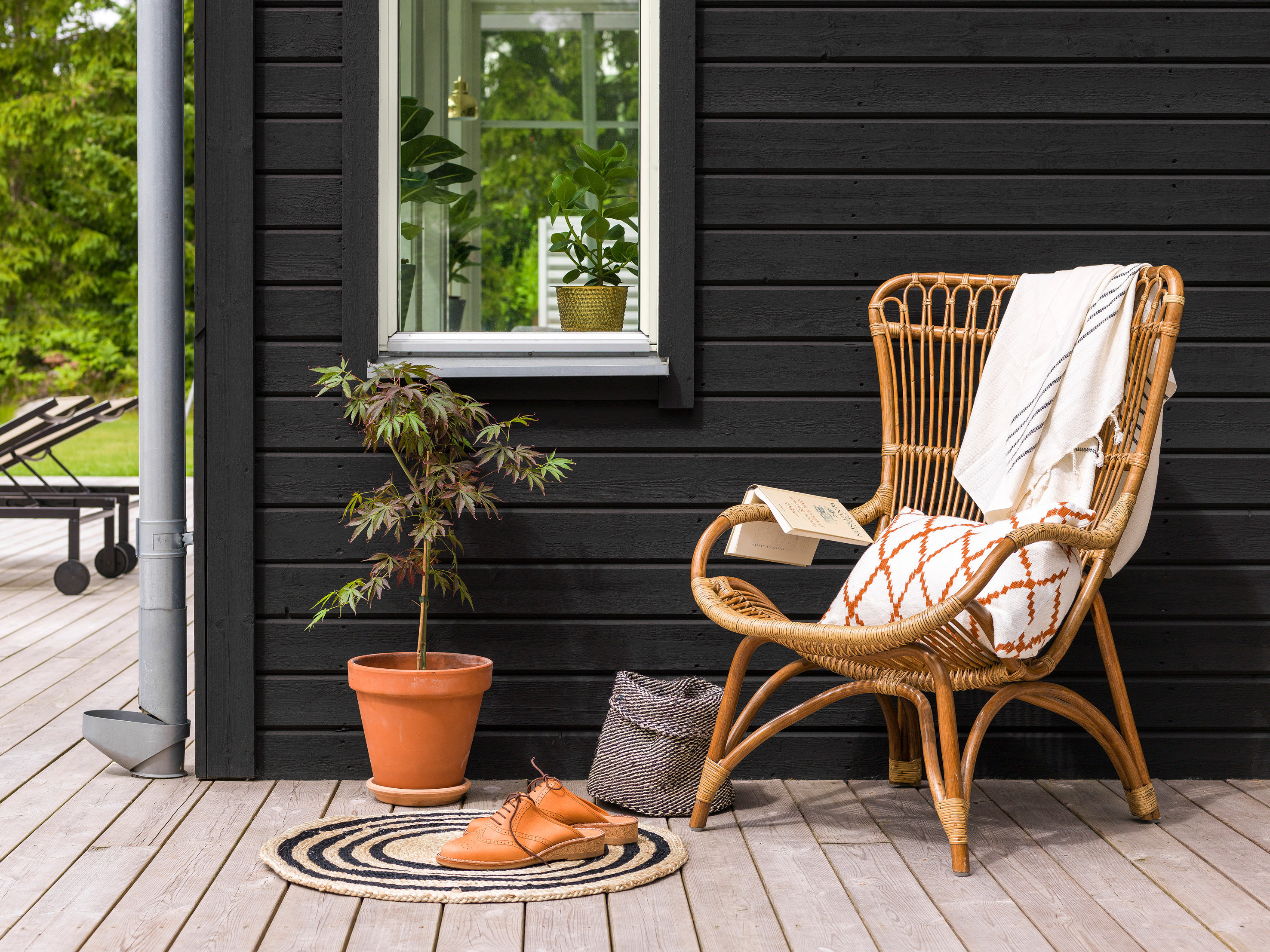 Maling dekker treverket og kan brekkes i n&aelig;rt sagt hvilken farge du &oslash;nsker.