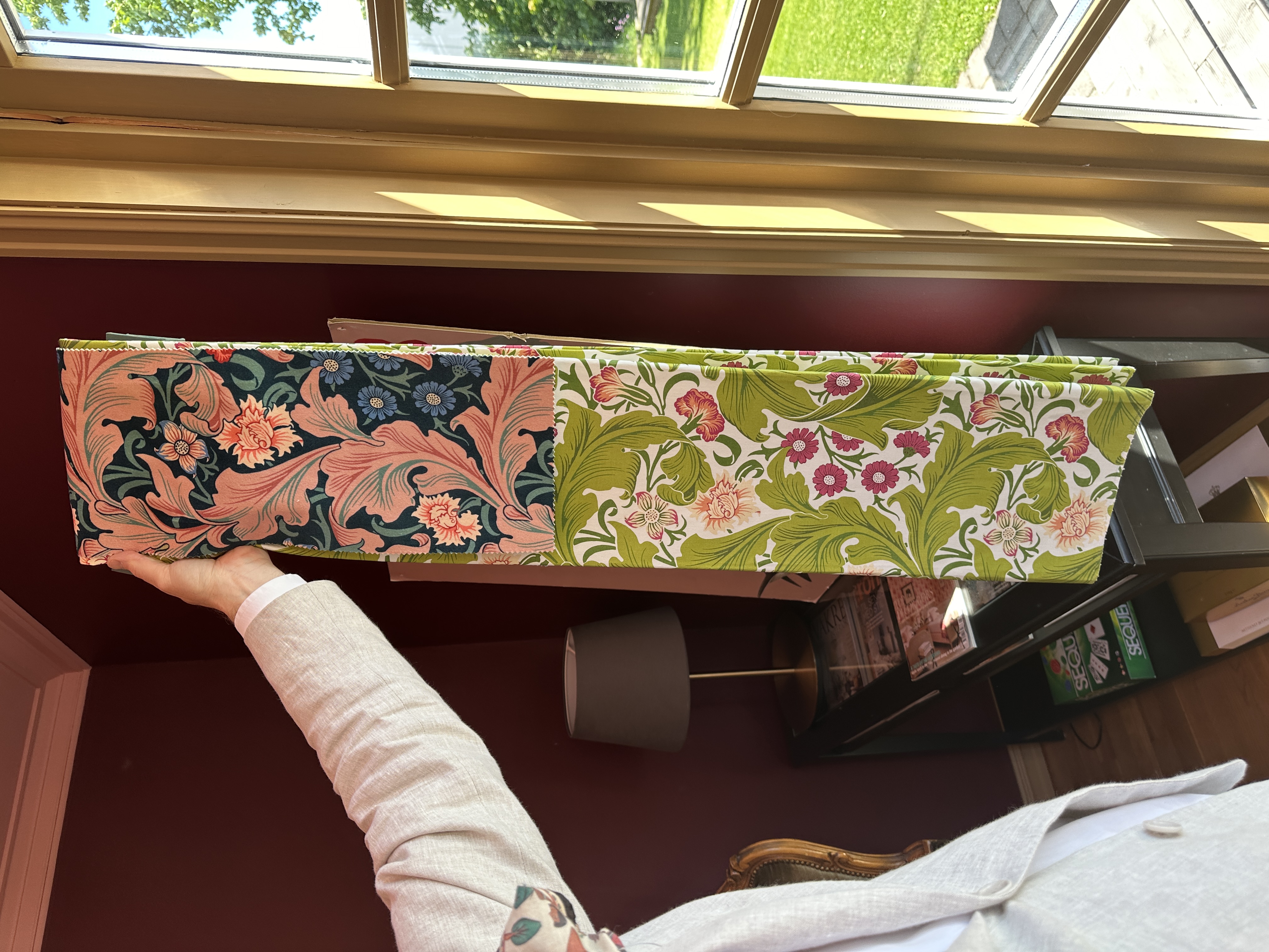 mann hvit dress stoffer blomster vegg