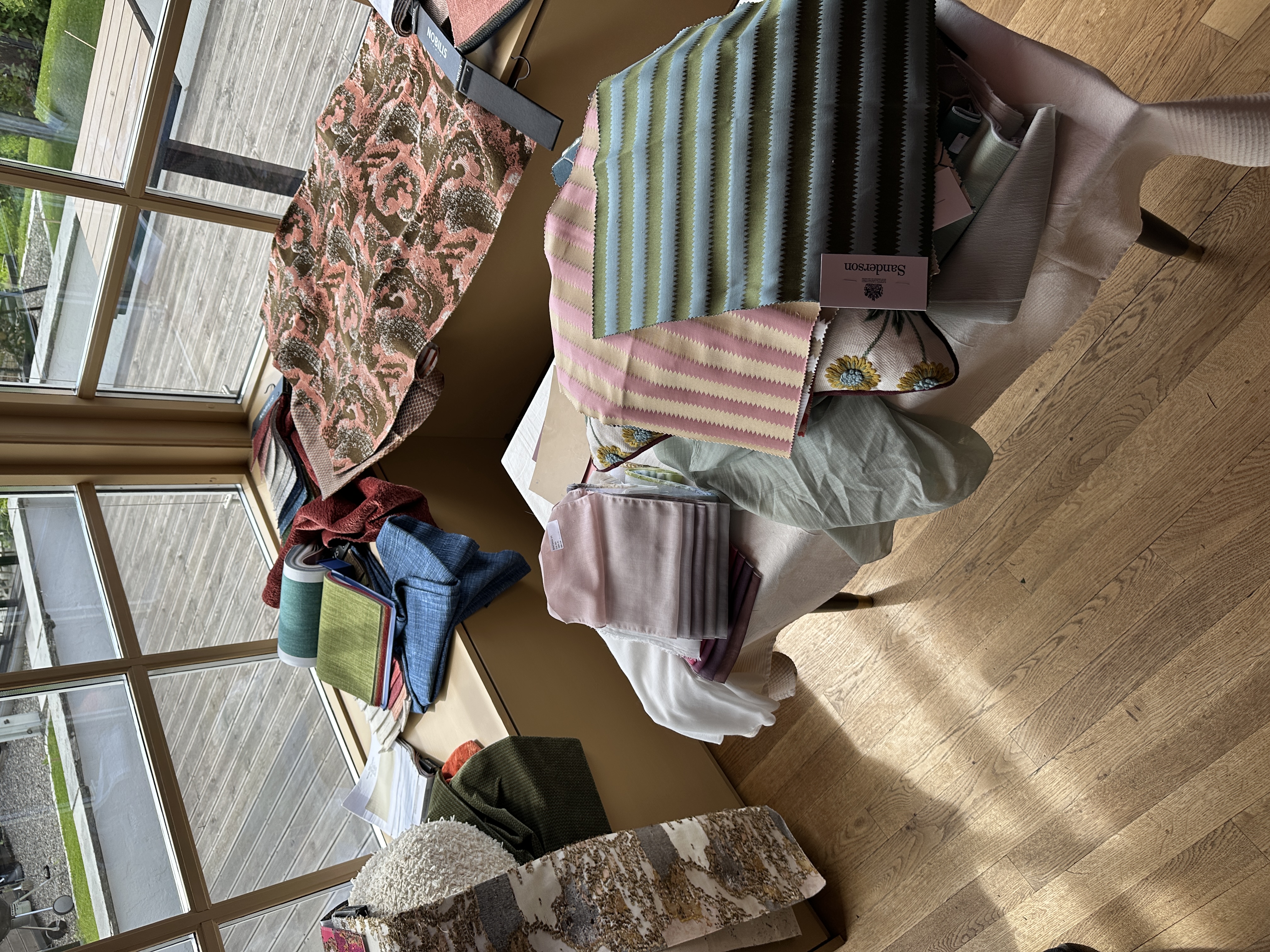 mange stoffer vindu gulv bord