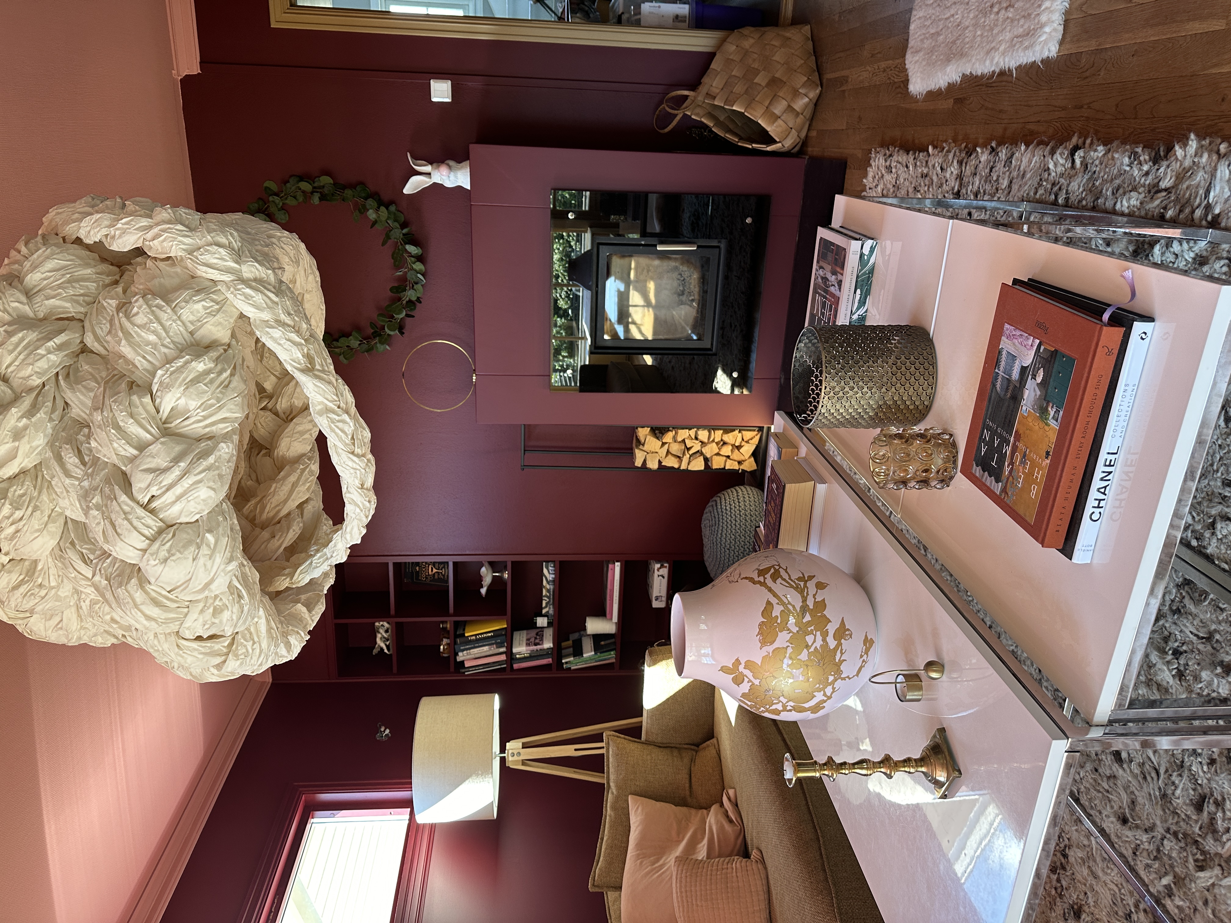 stue rosa bord peis kanin sofa