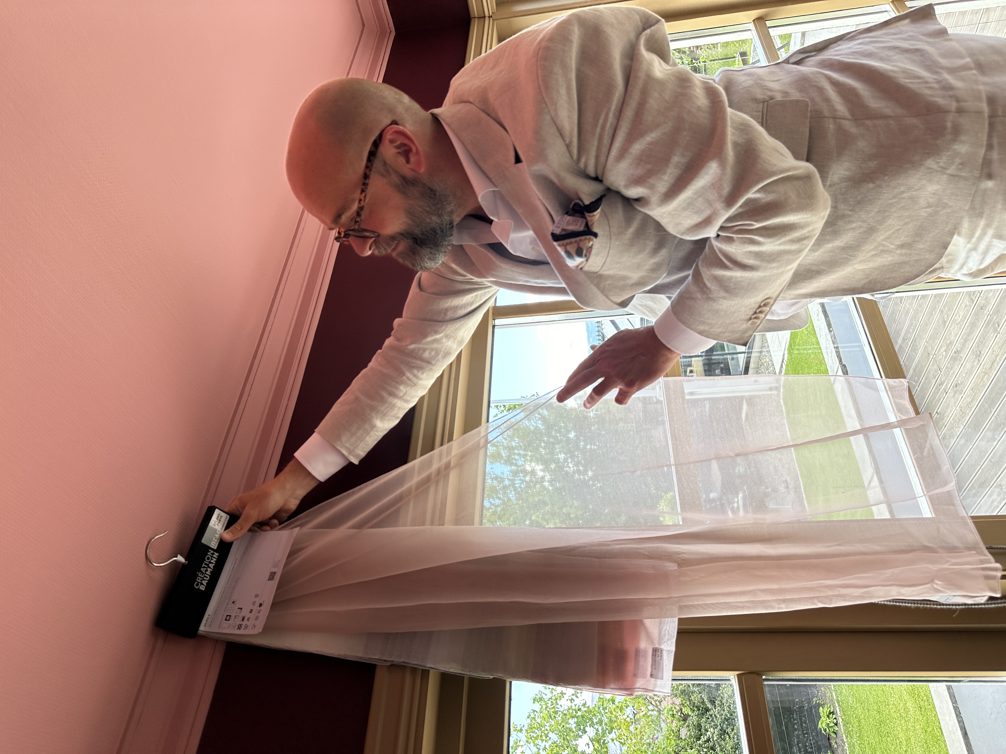 mann hvit dress rosa vindu