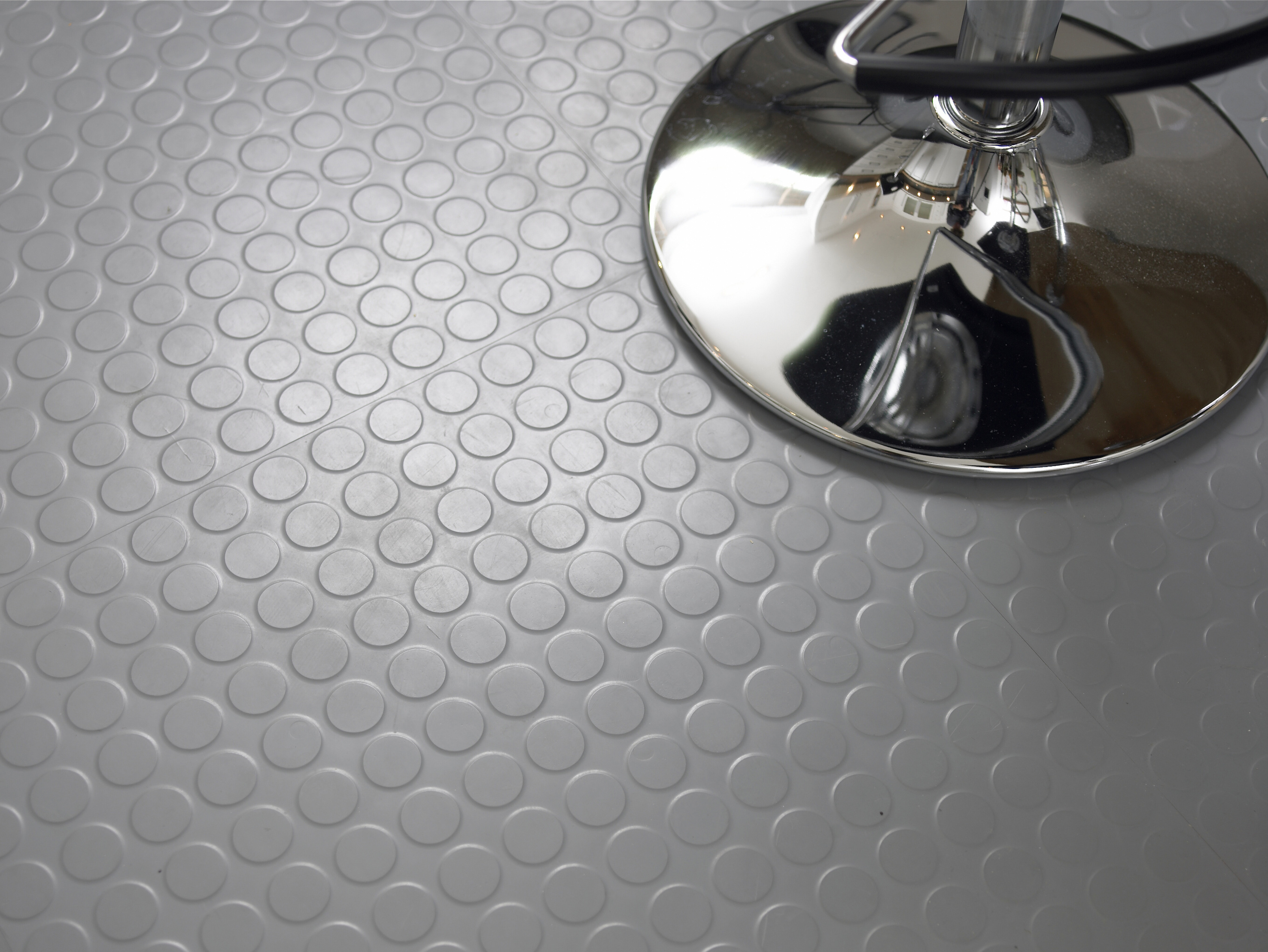 Gummi er tøft, slitesterkt, lyddempende og behagelig. (Gulv: Polyflor)