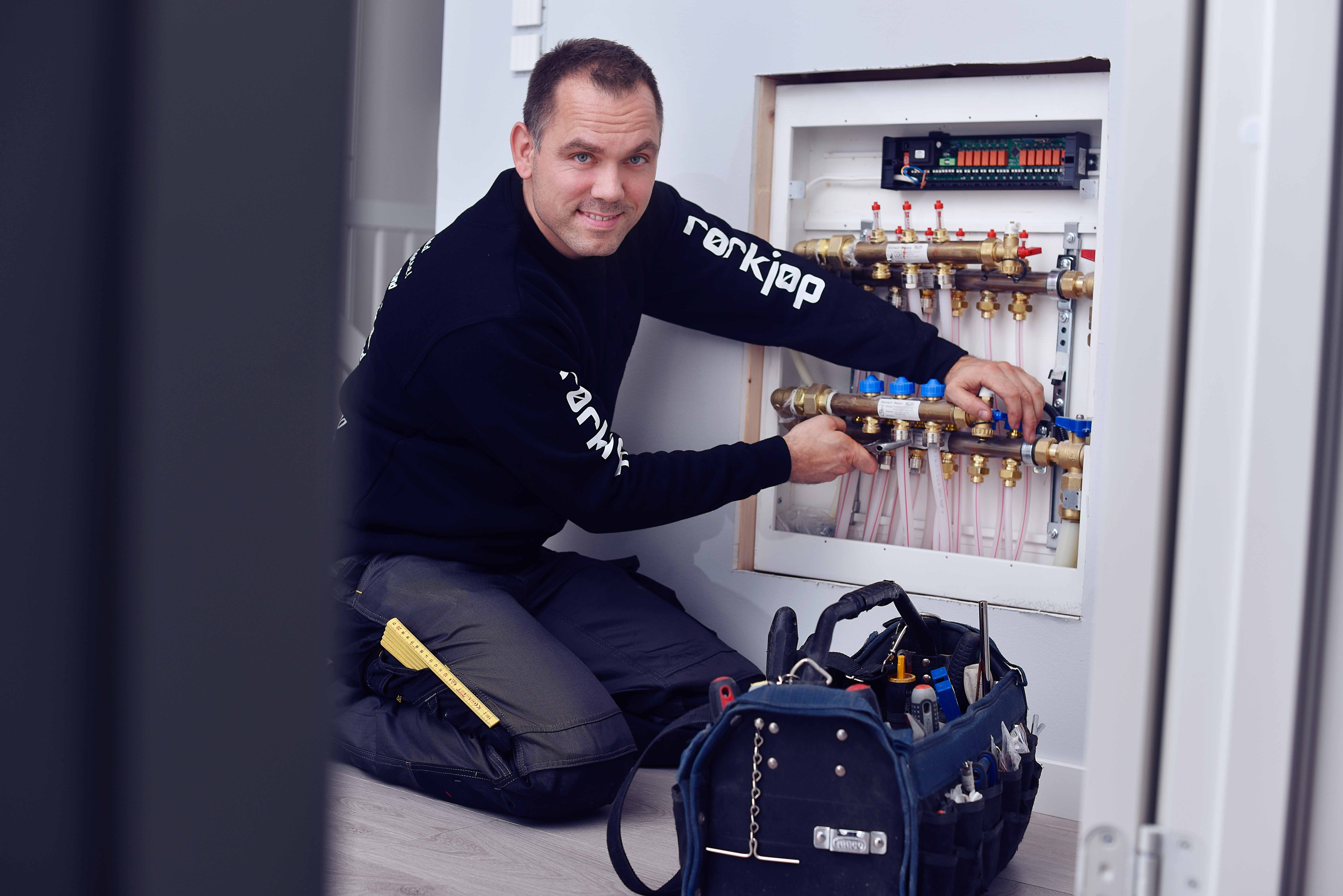 Rørlegger installerer vannbåren varme