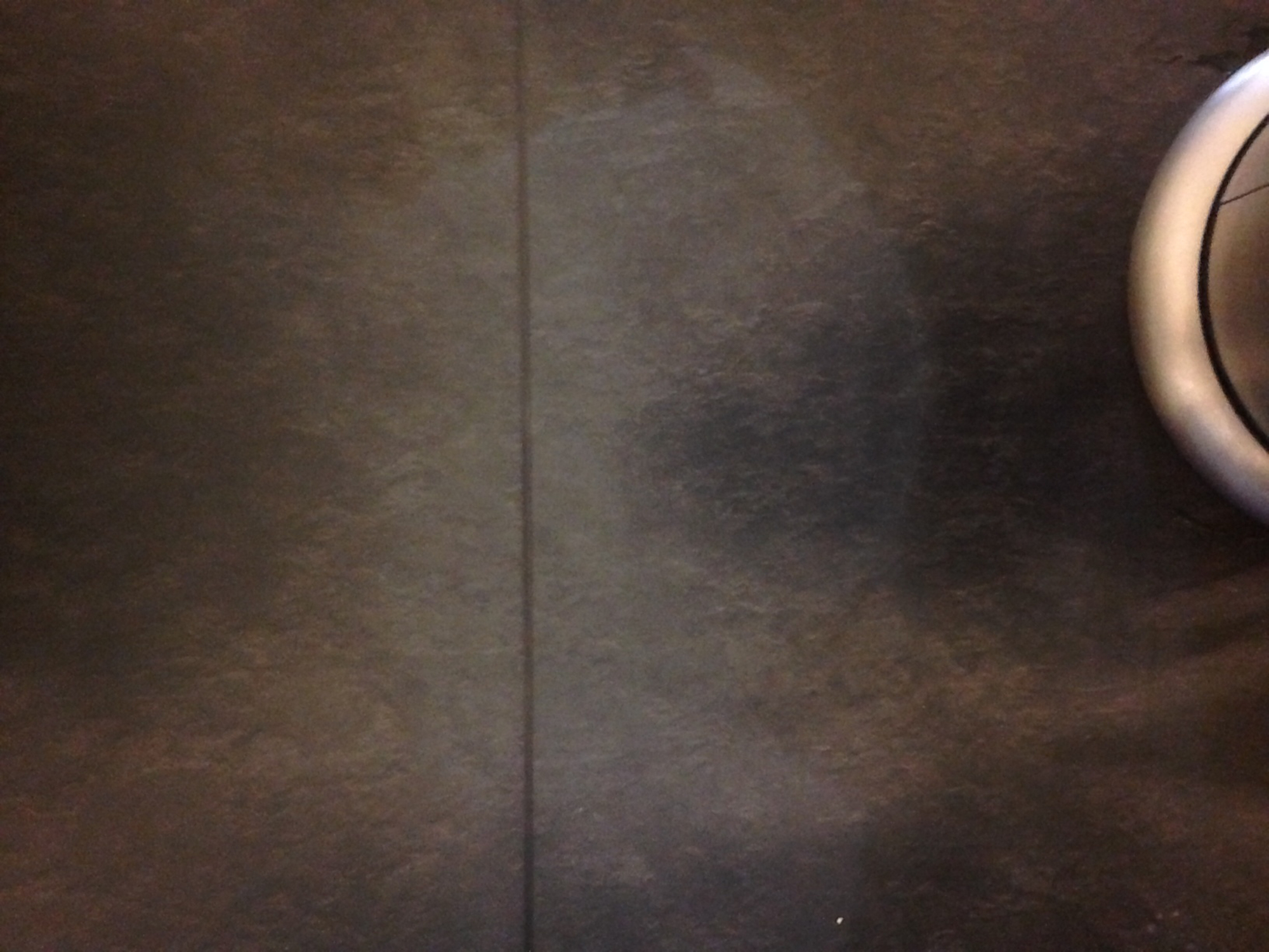 TØRK OPP:  Det er alltid en god idé å tørke opp vannpytter på gulvet, uansett hvor tett og fuktsikkert gulvet er. (Foto: Forbo Flooring)