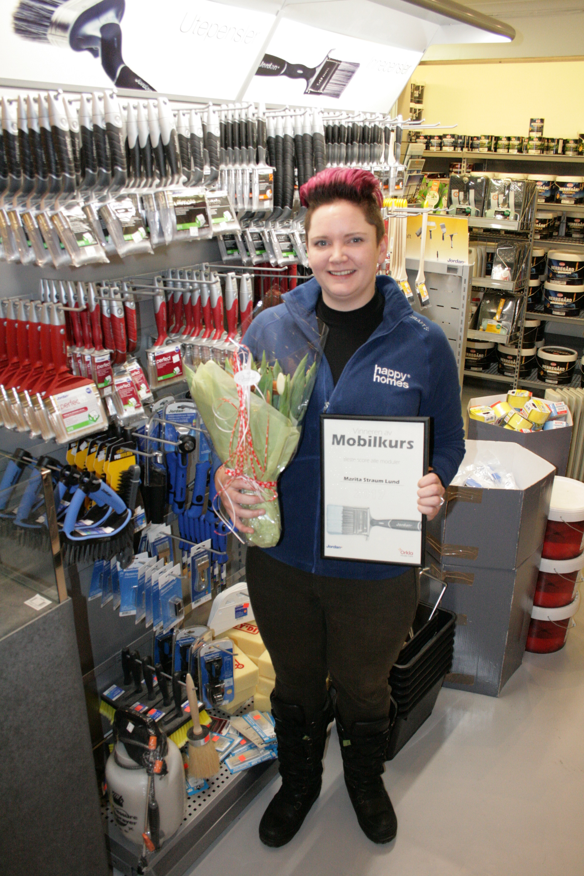 STOLT VINNER: − Det var svært overraskende og gøy at vi vant. Nå blir det tur til USA, forteller Marita Straum Lund. Hun gikk helt til topps i Jordans mobilkurs. (Foto: Jordan)