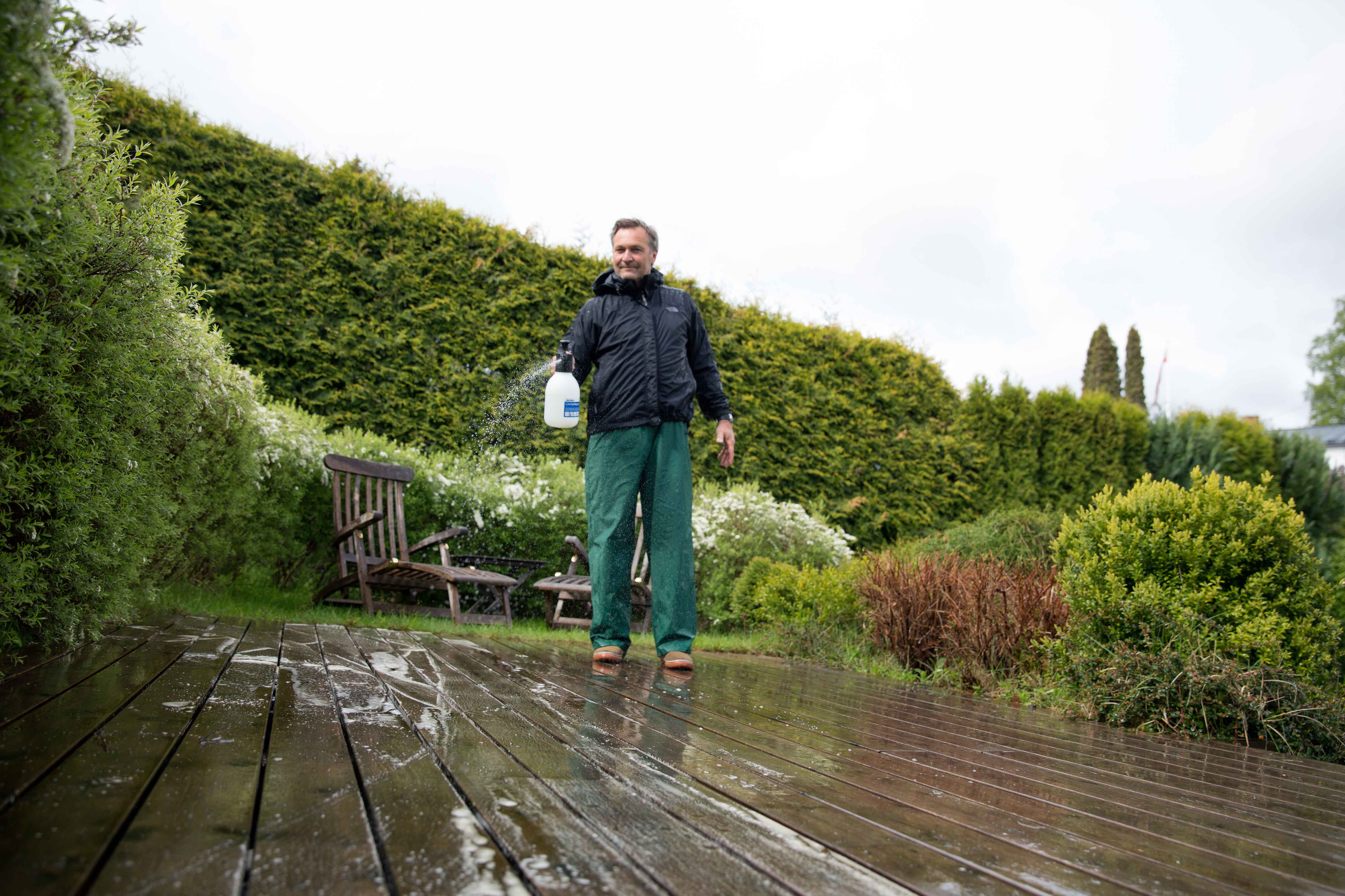 Vaske terrassen i regnet