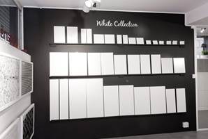 Utstillingen med alle hvite fliser er populær. Her får kundene innblikk i bredden i utbudet, og ideer til hvordan ulike fliser kan kombineres.