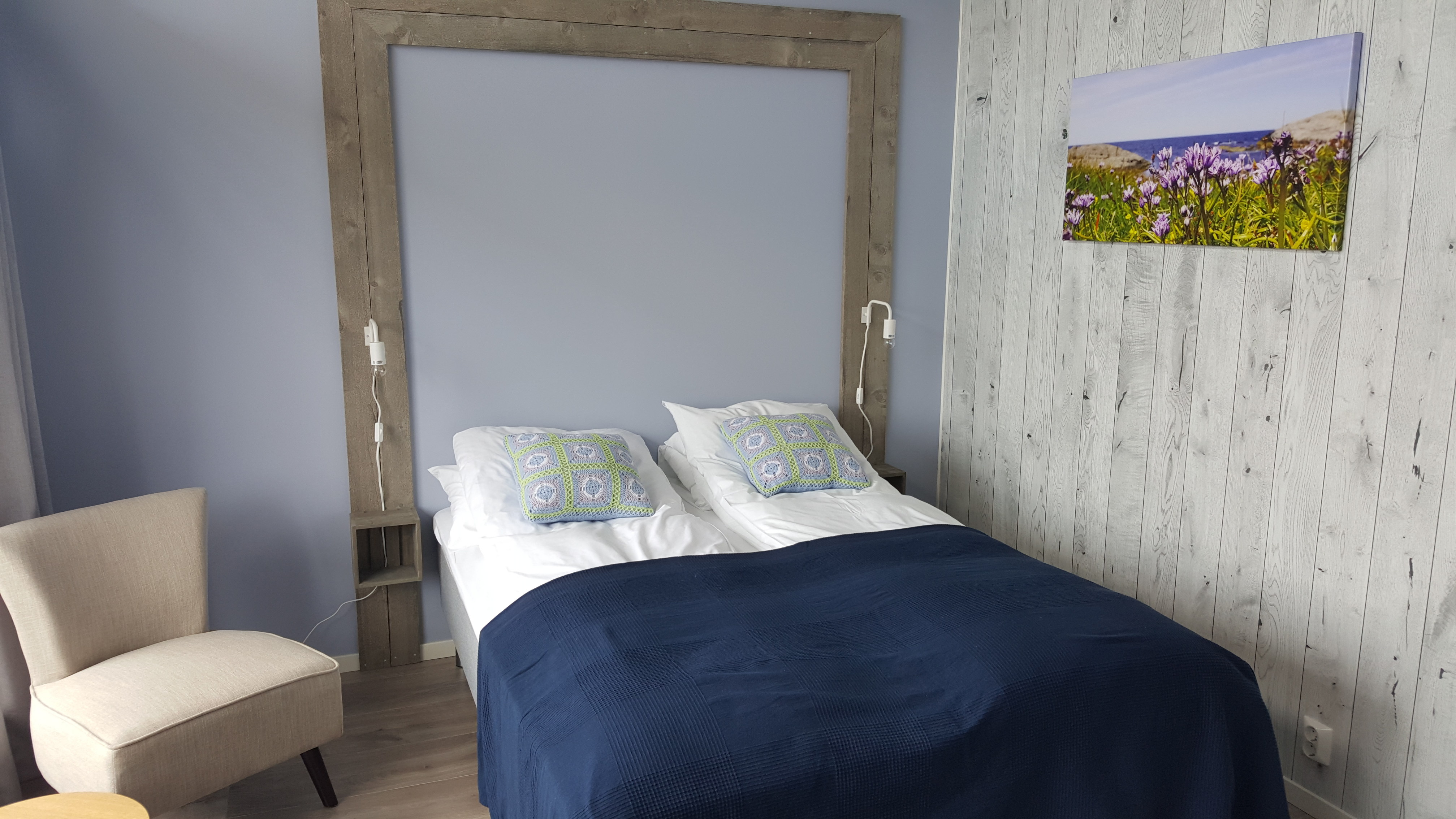 BLOMSTRER: Rommet som kalles «Blåstjerna» er oppkalt etter den sjeldne blomsten Scilla Verna som vokser vilt på Værlandet. Kystblåstjerne er det norske navnet på blomsten. Den lyse, lette blåfargen veggene er malt i er tatt fra midten av blomsterbl