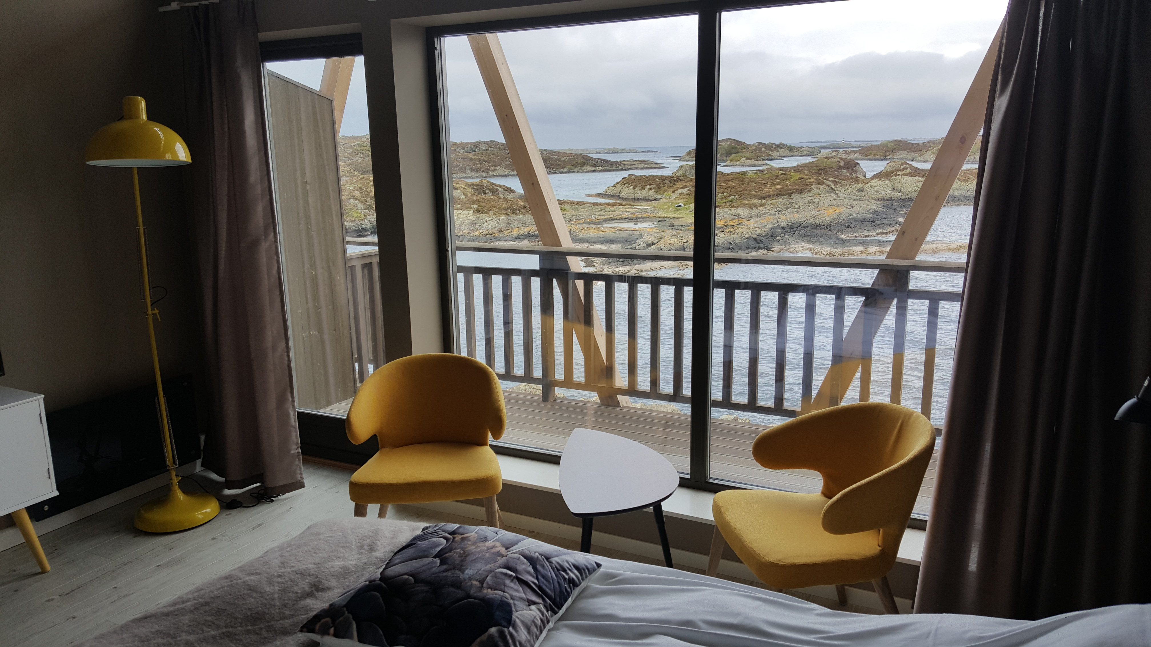 GJENNOMTENKT: Den spreke, gule fargen ble tatt inn i rommet «Havørna» for å få et mer moderne preg og unngå «hyttefølelsen». Fargen er inspirert av ørnens nebb og klør.