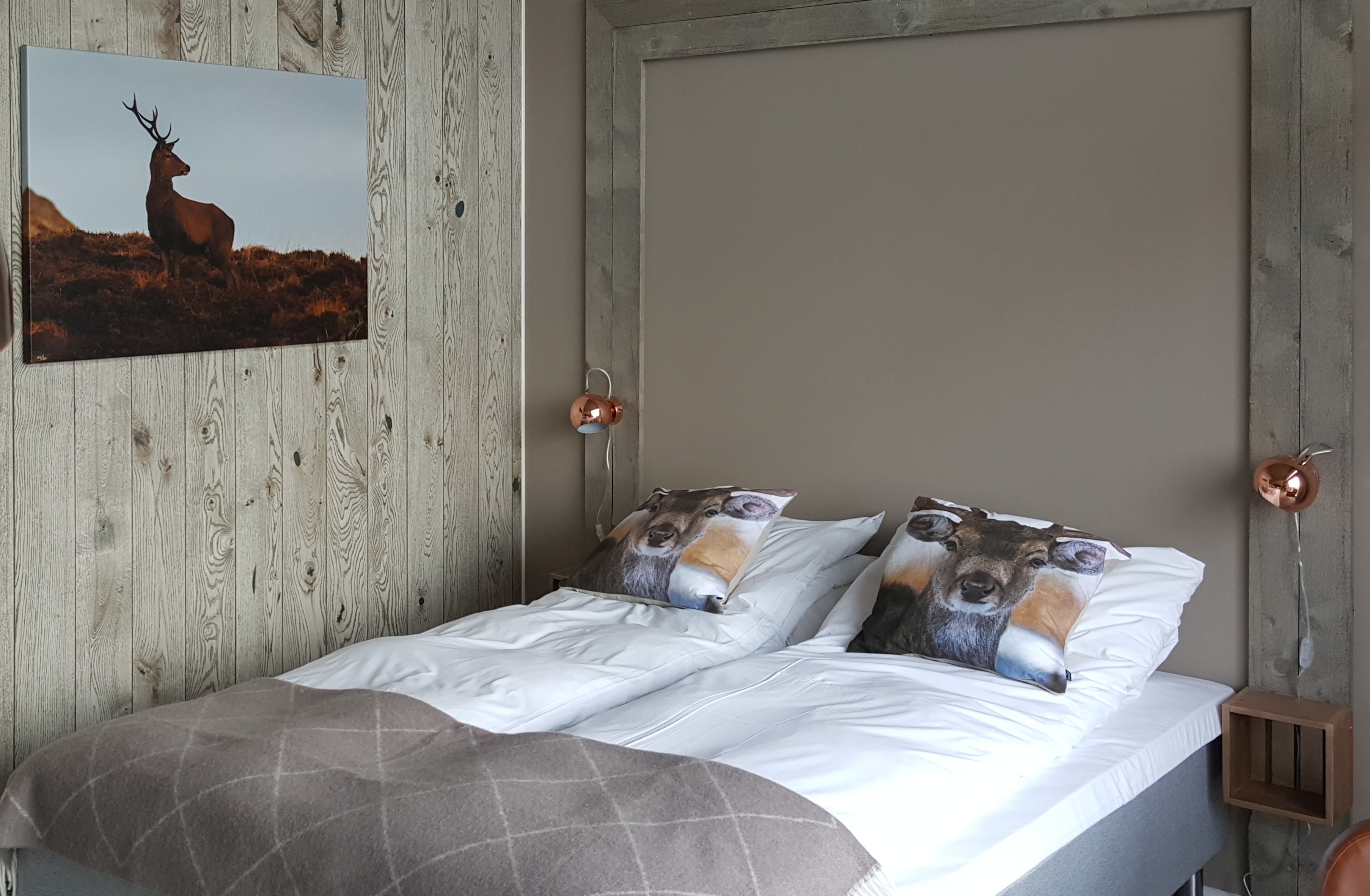 PUSTE UT: Innendørs er det dempede farger i naturens egen palett som regjerer. På «Hjortesuiten» er temaet gjennomført til punkt og prikke.