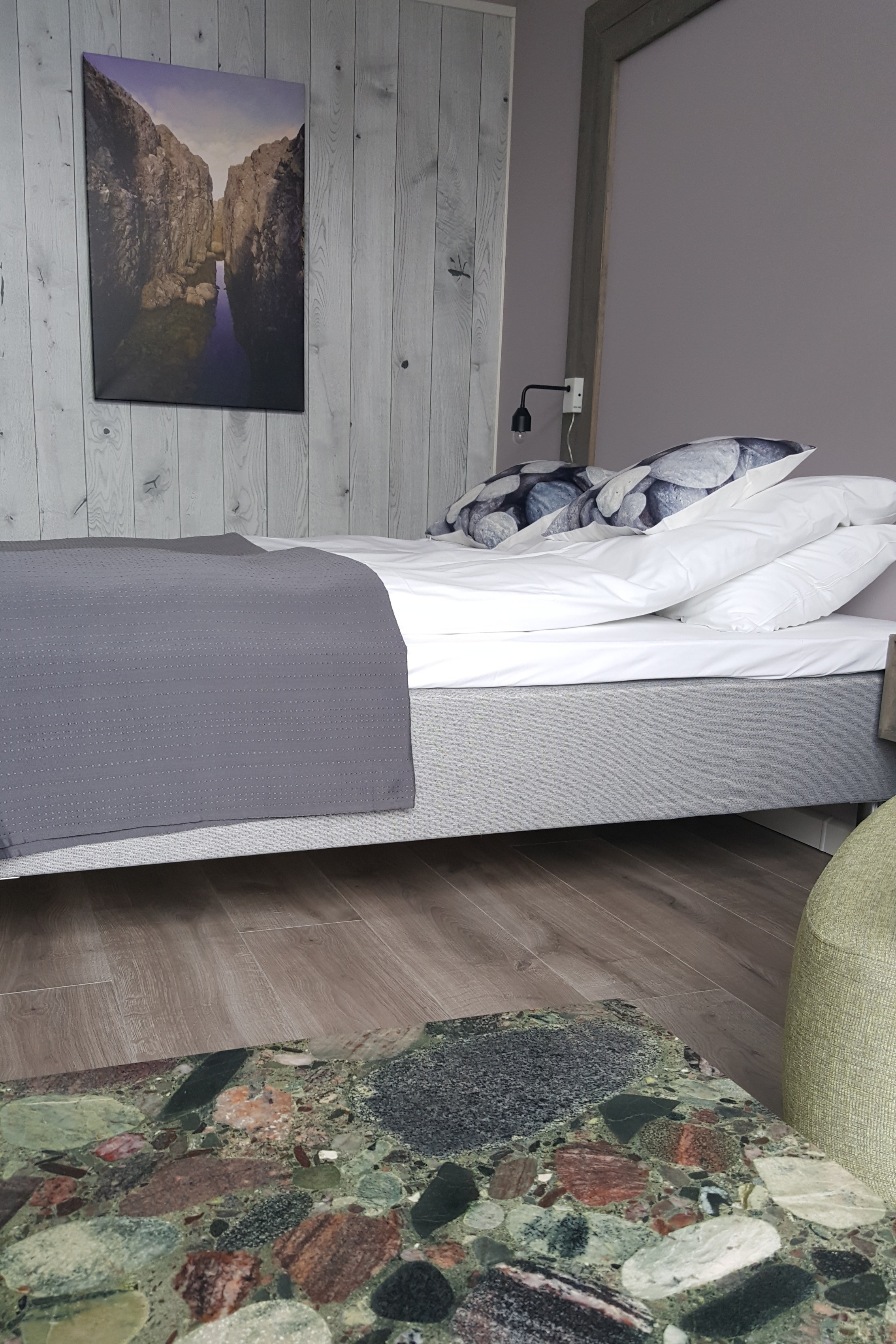 GEOLOGI: Den geologiske historien i regionen er viktig for innbyggerne på Værlandet. Derfor har et av rommene blitt oppkalt etter en unik bergart som finnes på øya, konglomerat. Veggene på «Konglomeraten» er malt i fargen Pilates fra Nordsjö.