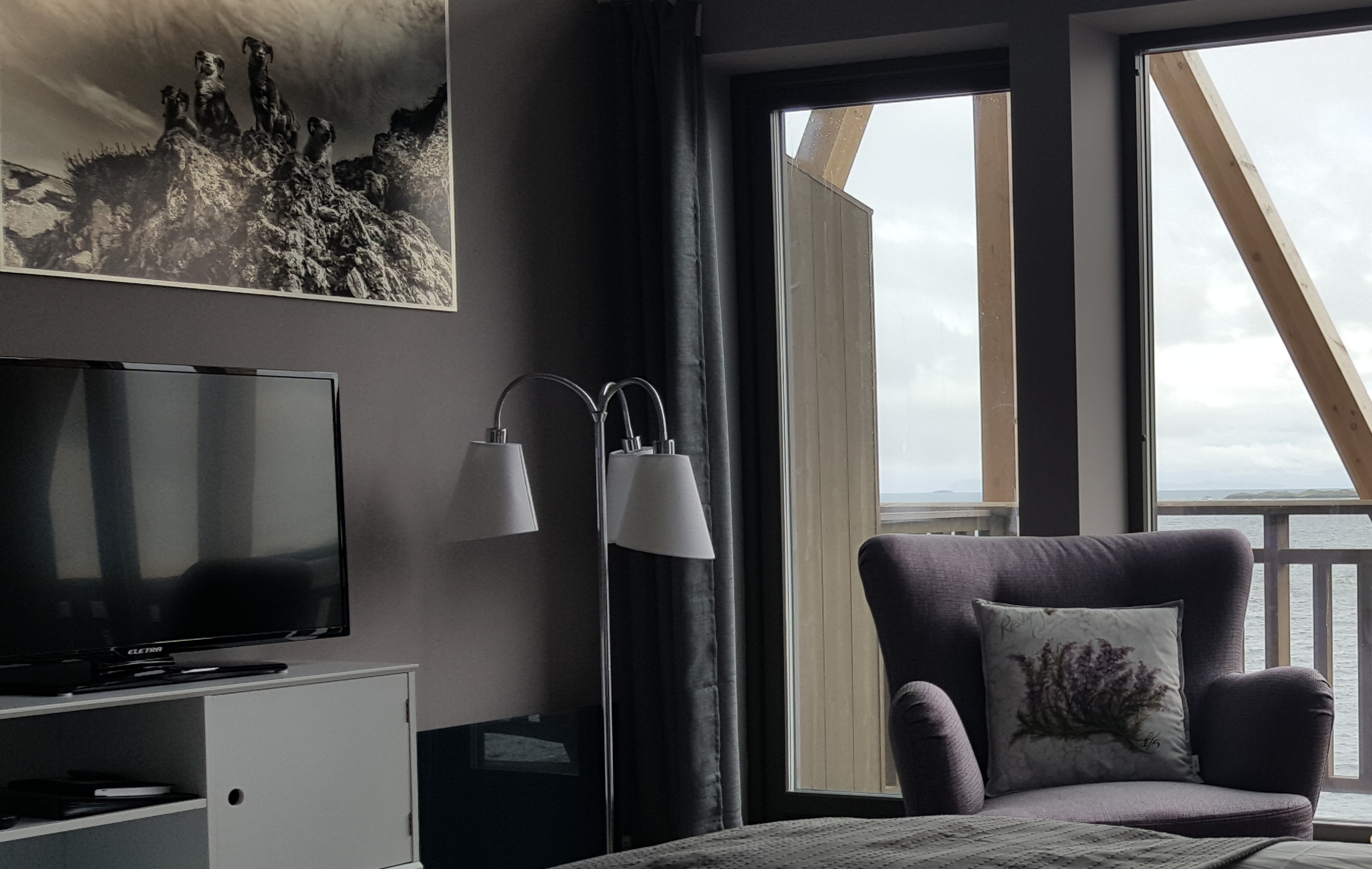 LUNT OG STILIG: «Villsauen» er en av to suiter som er handicaptilpasset. Veggene er malt i fargen Pilates fra Nordsjö, og er valgt for å få et lunt, men samtidig stilig, uttrykk.