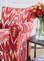<b>FARGEKLATT:</b> Trekk om godstolen i stua, og du får en fargeklatt av en stol som kan bli en favoritt gjennom hele året. Tekstiler fra Thibaut/Green Apple.