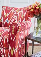 <b>FARGEKLATT:</b> Trekk om godstolen i stua, og du får en fargeklatt av en stol som kan bli en favoritt gjennom hele året. Tekstiler fra Thibaut/Green Apple.