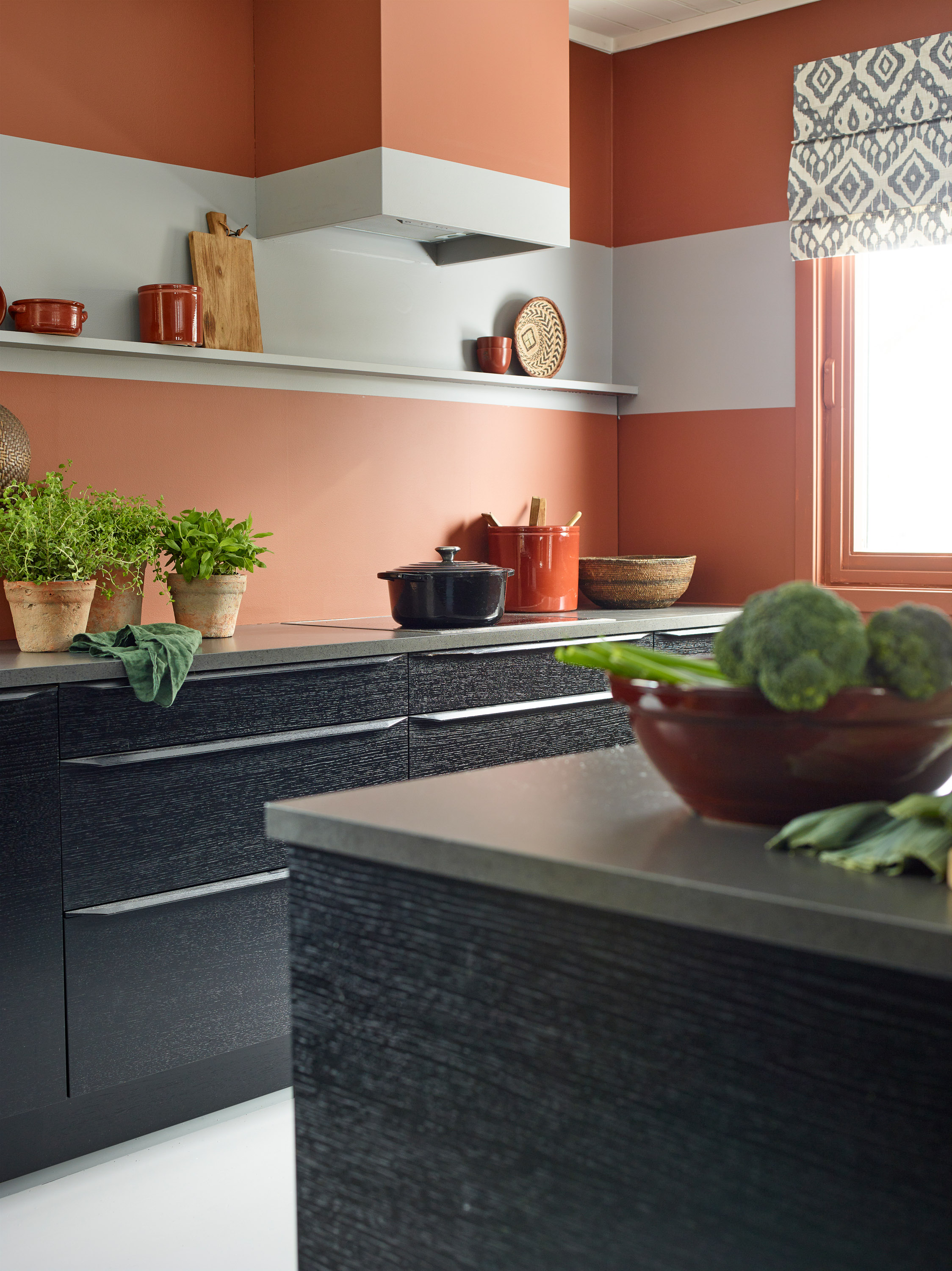 røde vegger sorte kjøkkenskap 