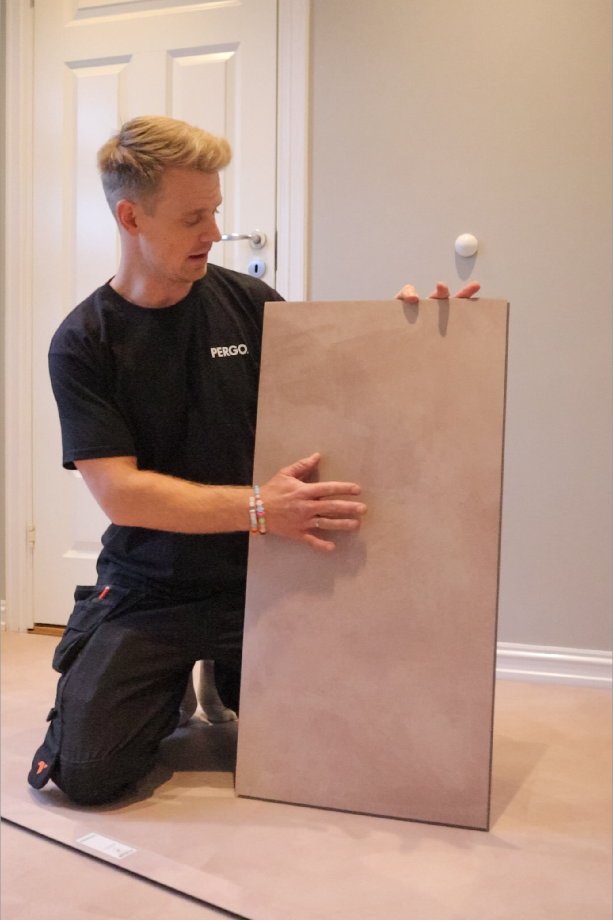 Eirik Skoglund holder opp Pergos Limfjord vinylflis.