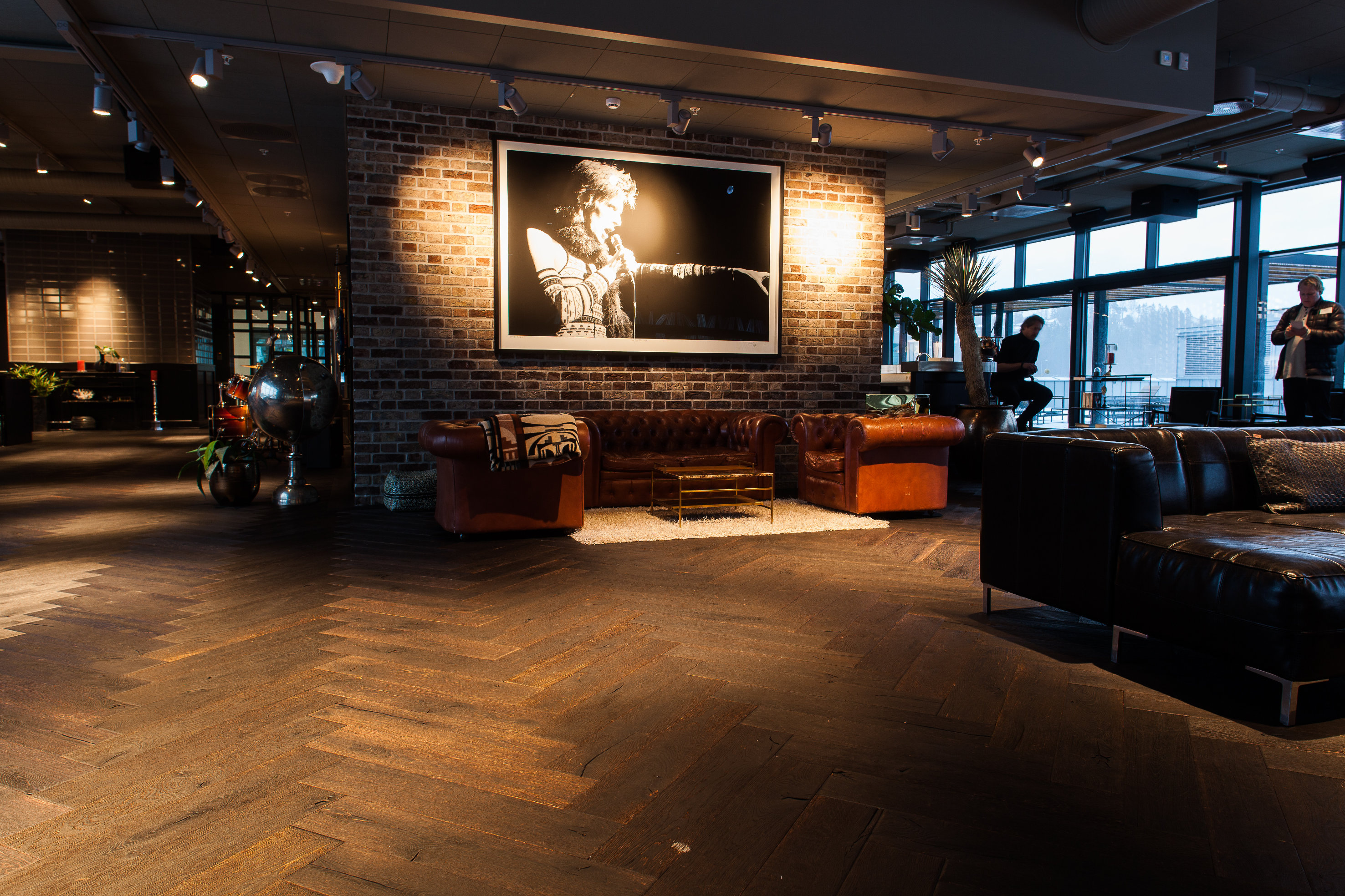 GOD PLASS: Den populære etasjen er på 1.000 kvadratmeter. Her er det god plass til å slappe av. Designermøblene kler det mørke tregulvet fra Skattekammeret.