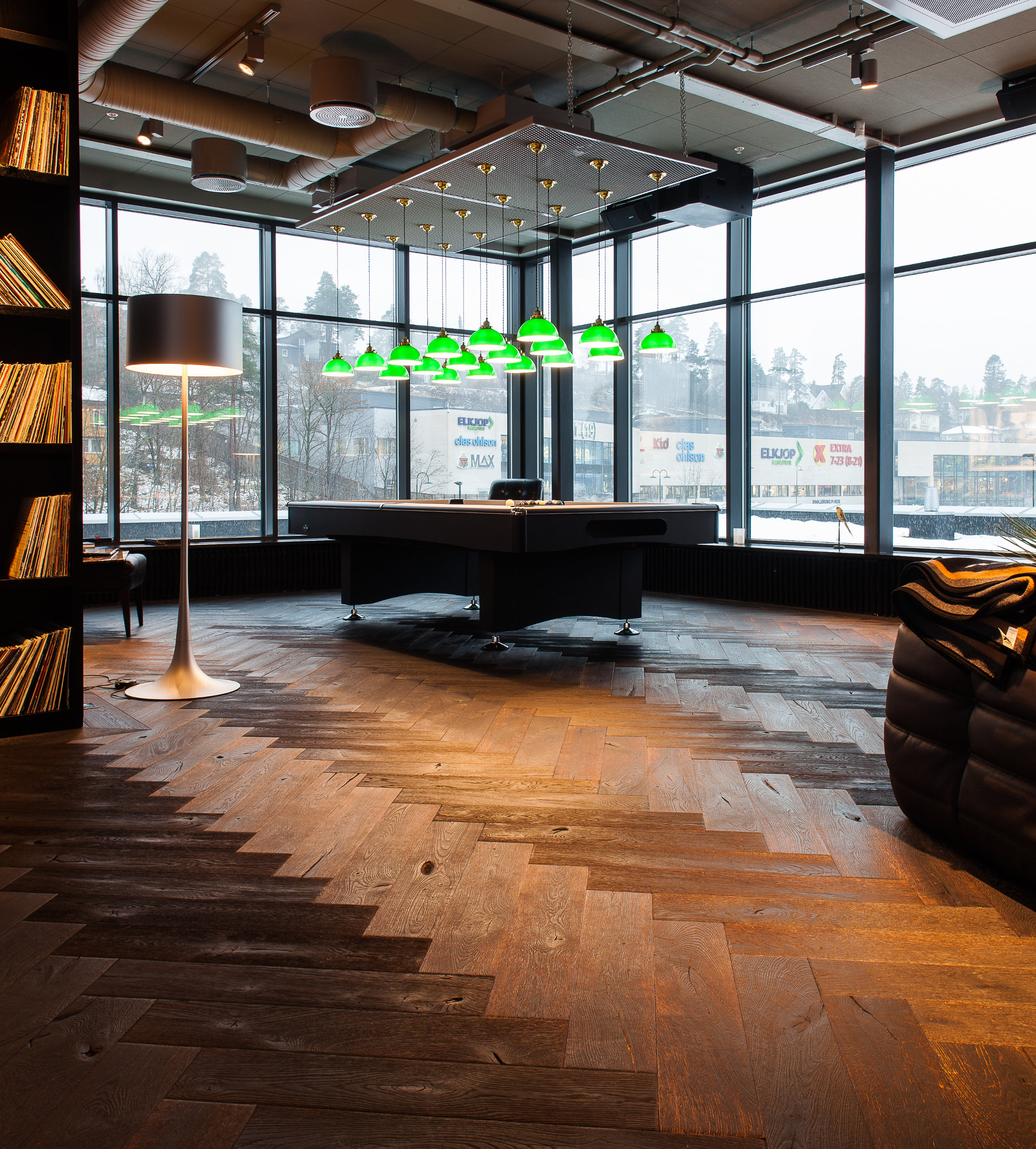 HJEMMEFRA: Brødrene Varner har tatt med møbler fra barndomshjemmet. I representasjonsrommet skal det være personlig, industrielt og tøft.