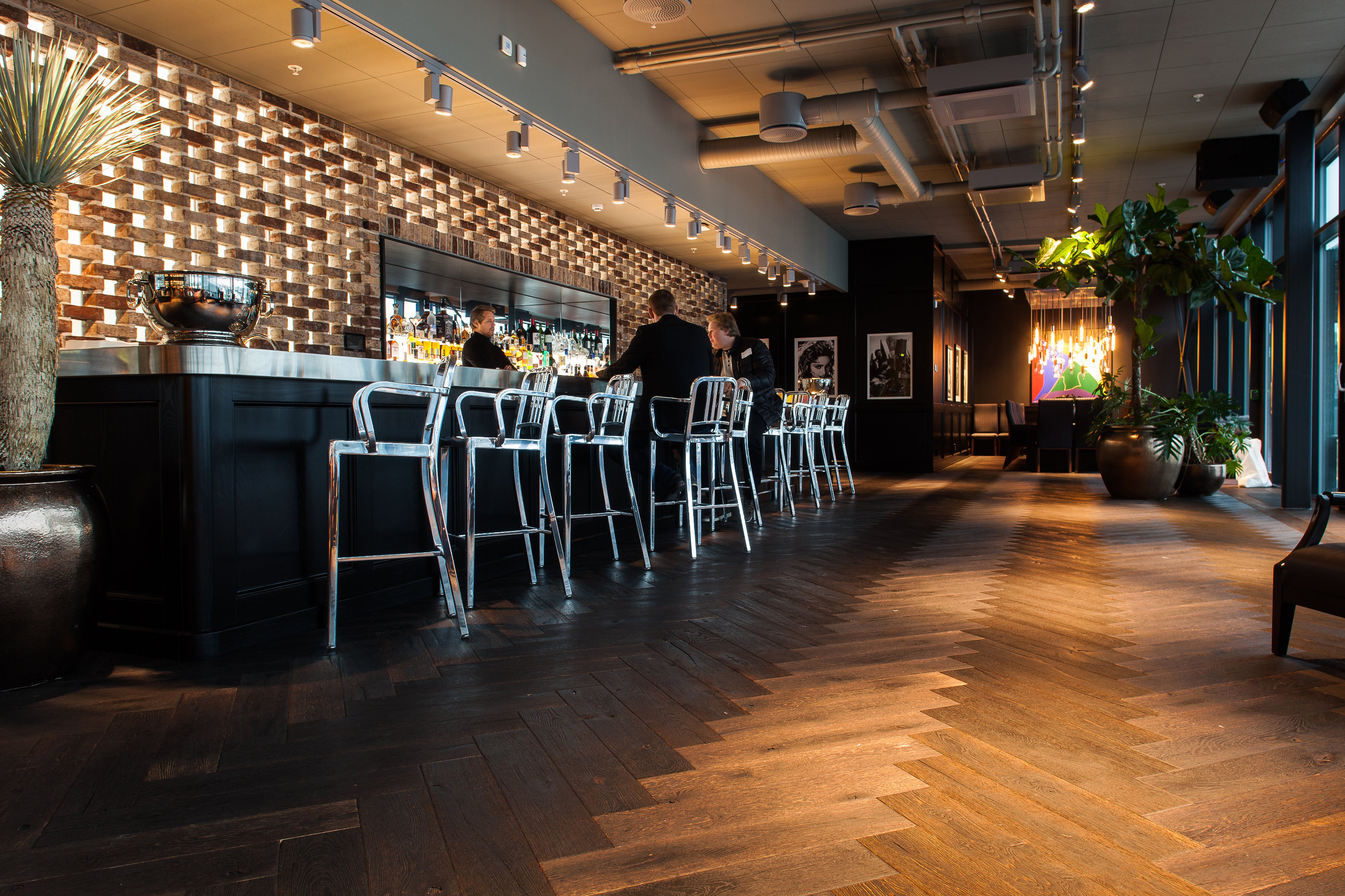 UTESTED: Baren i Varnerbygget er komplett. Her vartes det opp med alt en moderne bar skal ha. Tilbudet brukes flittig, og er spesielt populært til lønningspilsen.