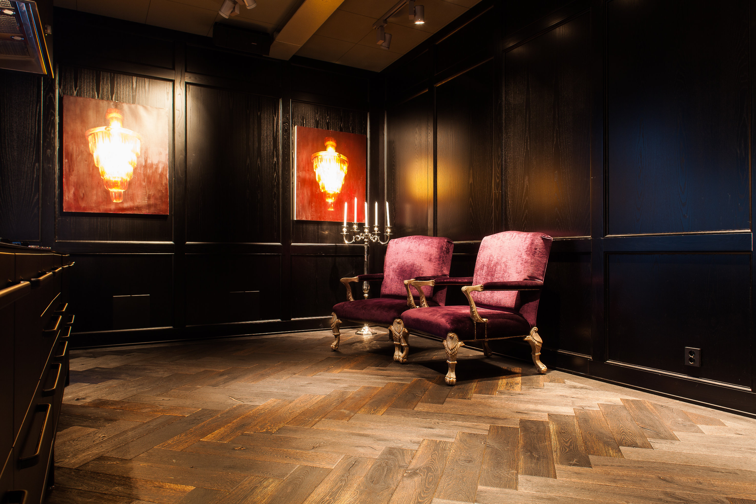 STORE MUSKLER: Skattekammeret har lagt 800 kvadratmeter brent og børstet eikeplank i fiskebeinsmønster. Det ligger på toalettene, i baren, i loungen og i entreen. De solide plankene gir rommet muskler.