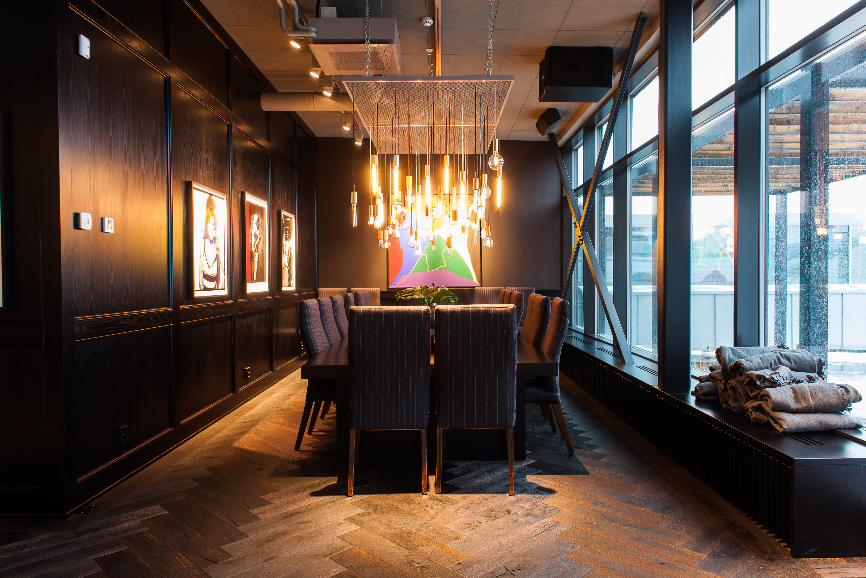 SPILL OG SPRELL: Festlokalene i kontorbygget er også utstyrt med biljardbord og gamle spillemaskiner. De ansatte skal ha det moro på jobb hos kleskongen Varner.