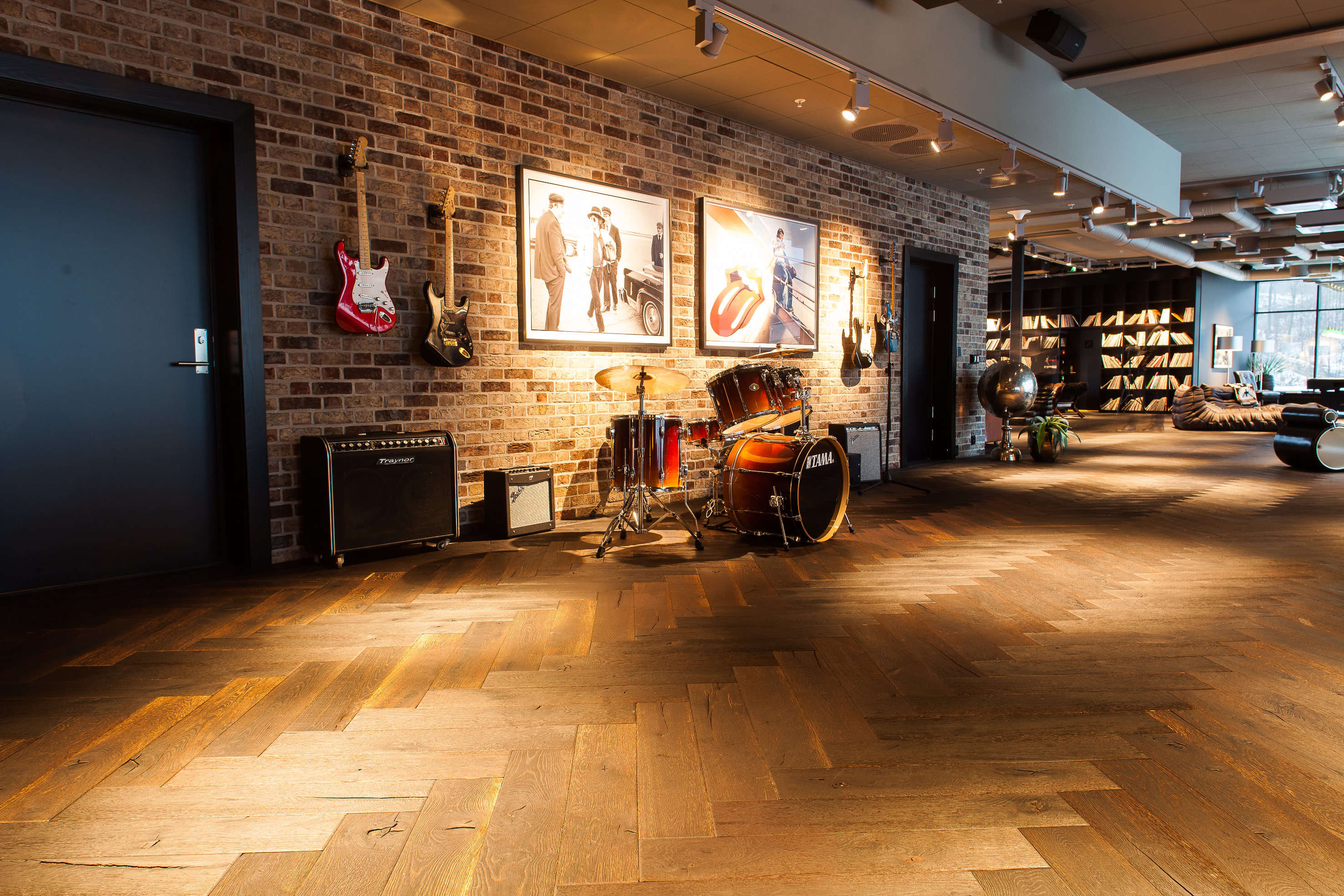 SLÅR AN TONEN: Varnerbrødrene er glade i musikk. Derfor preges festlokalet av musikalske innslag på veggene. Det storslåtte rommet brukes også som konsertarena når firmaet byr opp til fest.