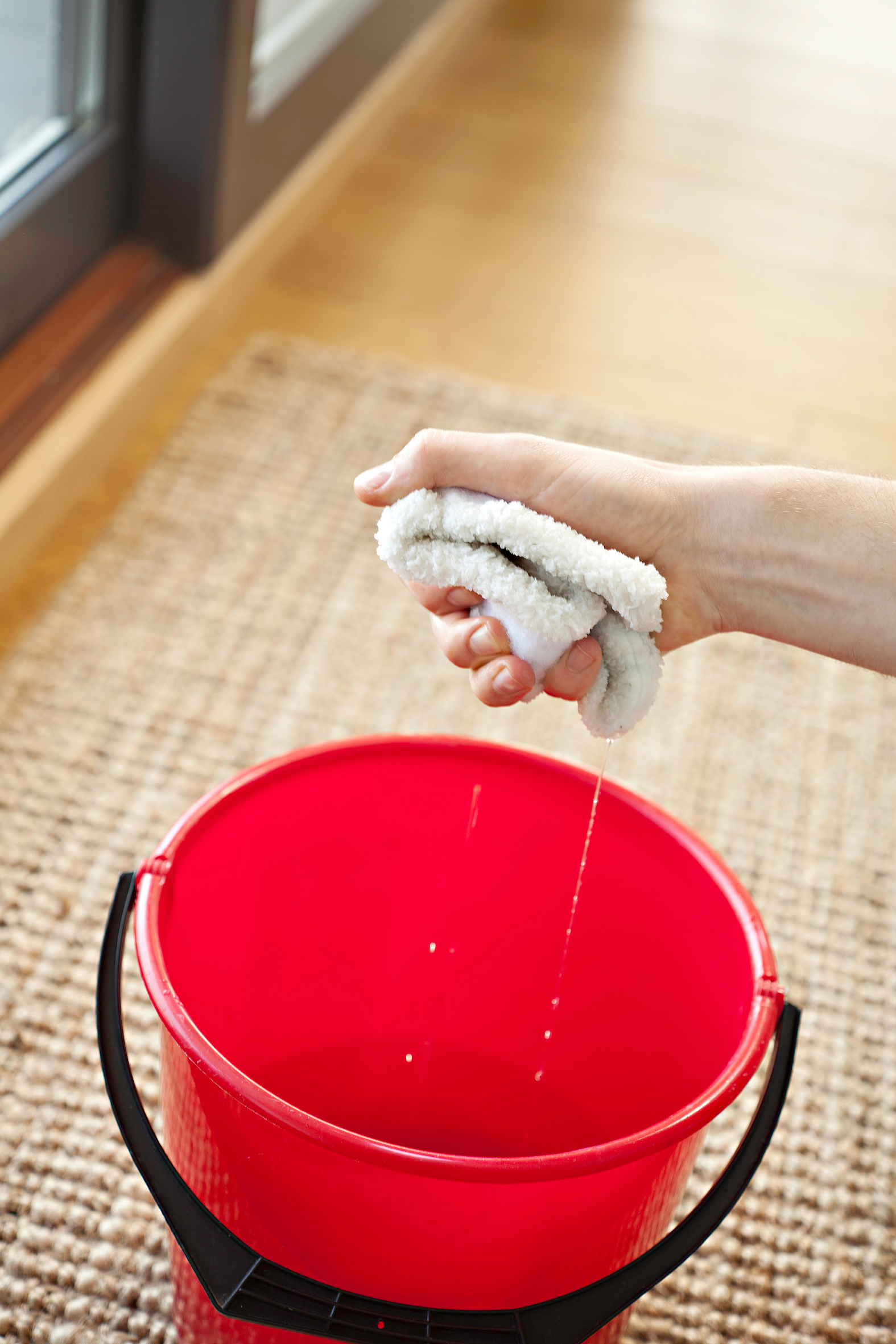 Blåtind spylevæske fjerner fett og smuss fra vinduer. Rødsprit kan også brukes. Dette er produkter som ikke legger igjen fettstriper på vinduene, sier Trine Bråthen hos Kemetyl.