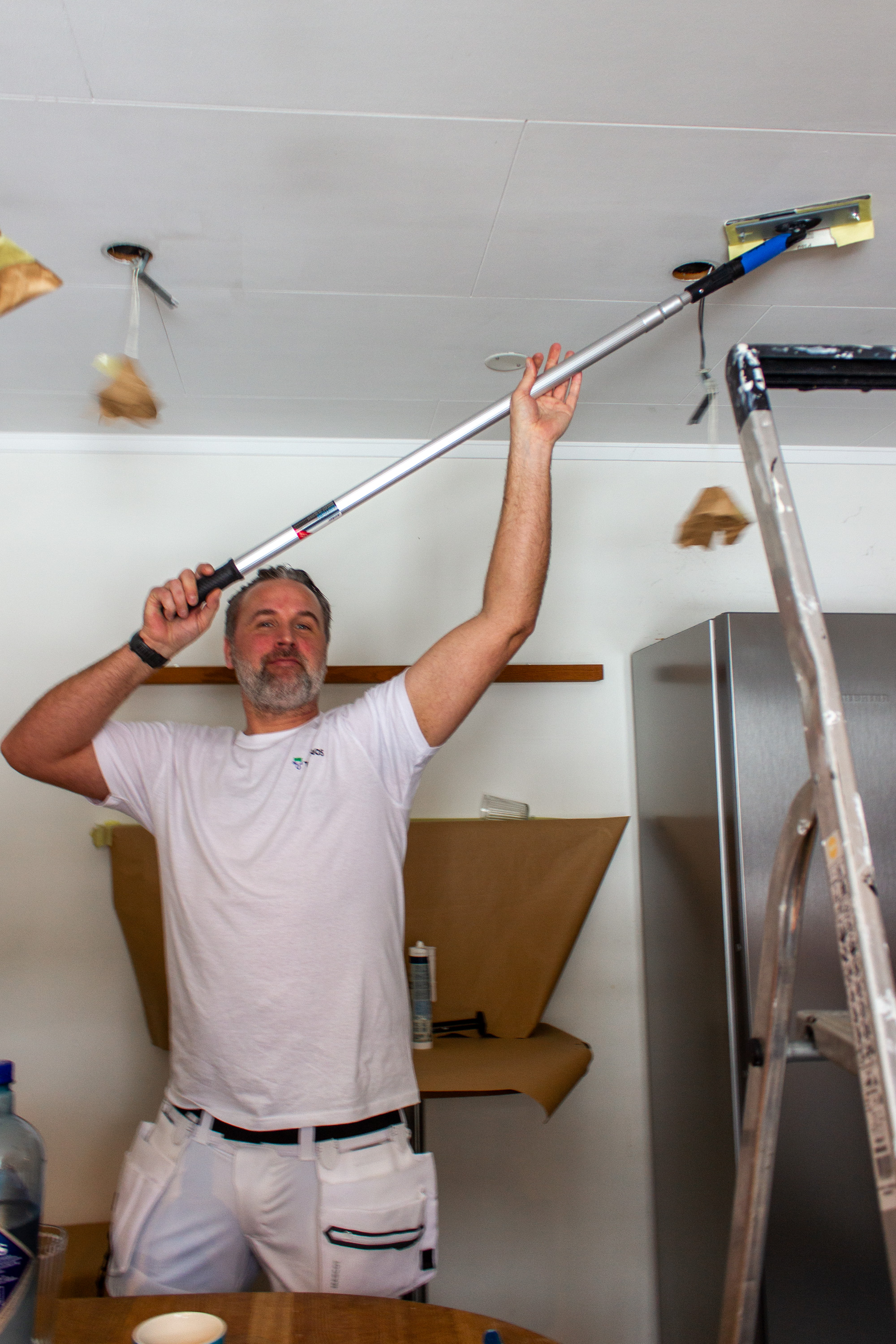 Andreas Rønning mattsliper taket.