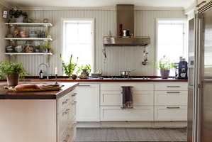 SNIKKERIKVALITET Paneler og treverk på kjøkkenet males med en robust maling.