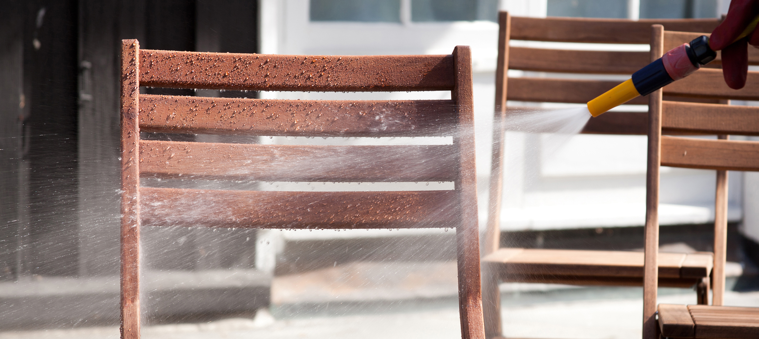 Vask hagemøblene før vinteren kommer