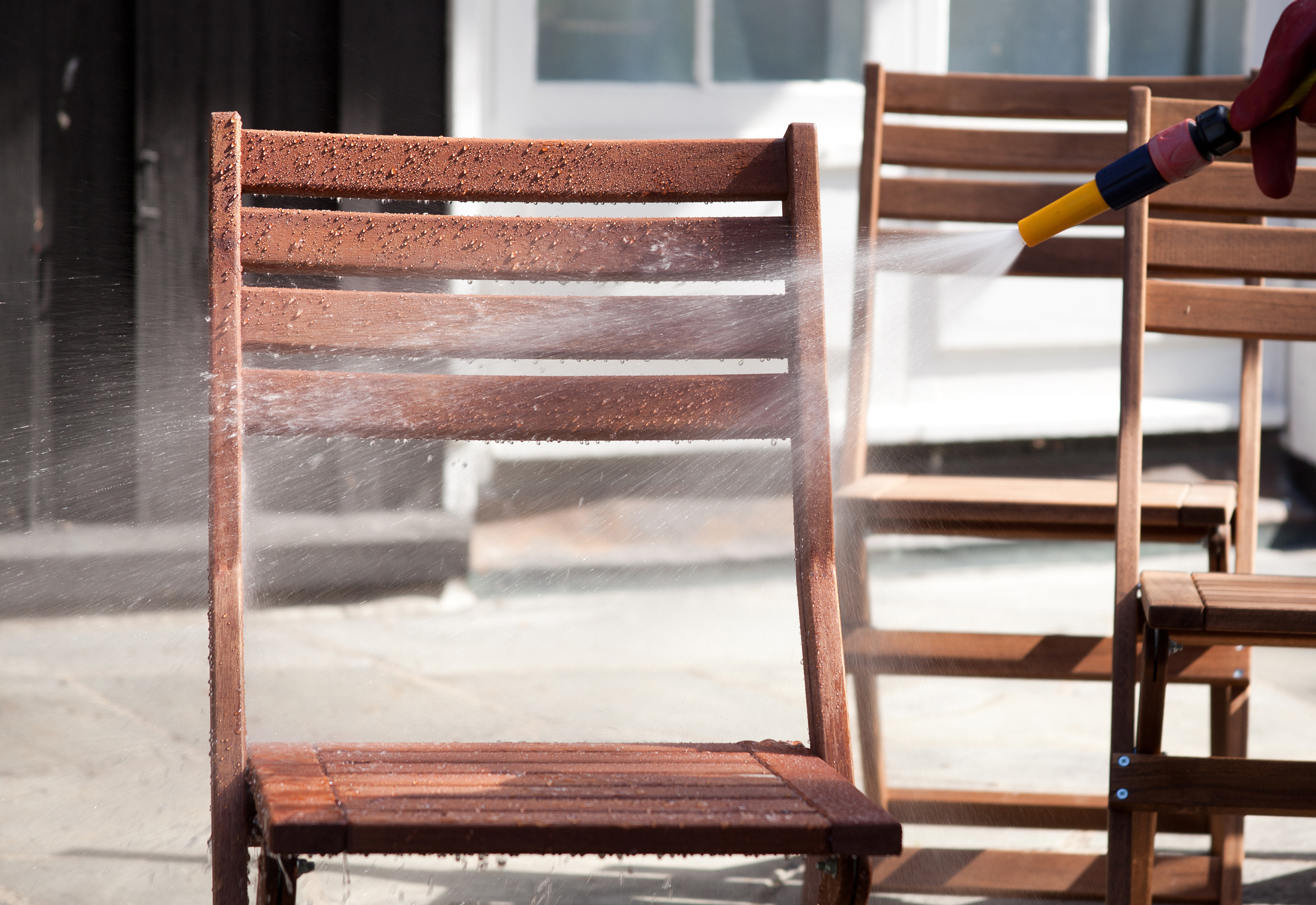 Vasker du hagemøblene før de settes bort, blir det mye hyggeligere å ta dem frem igjen til våren.