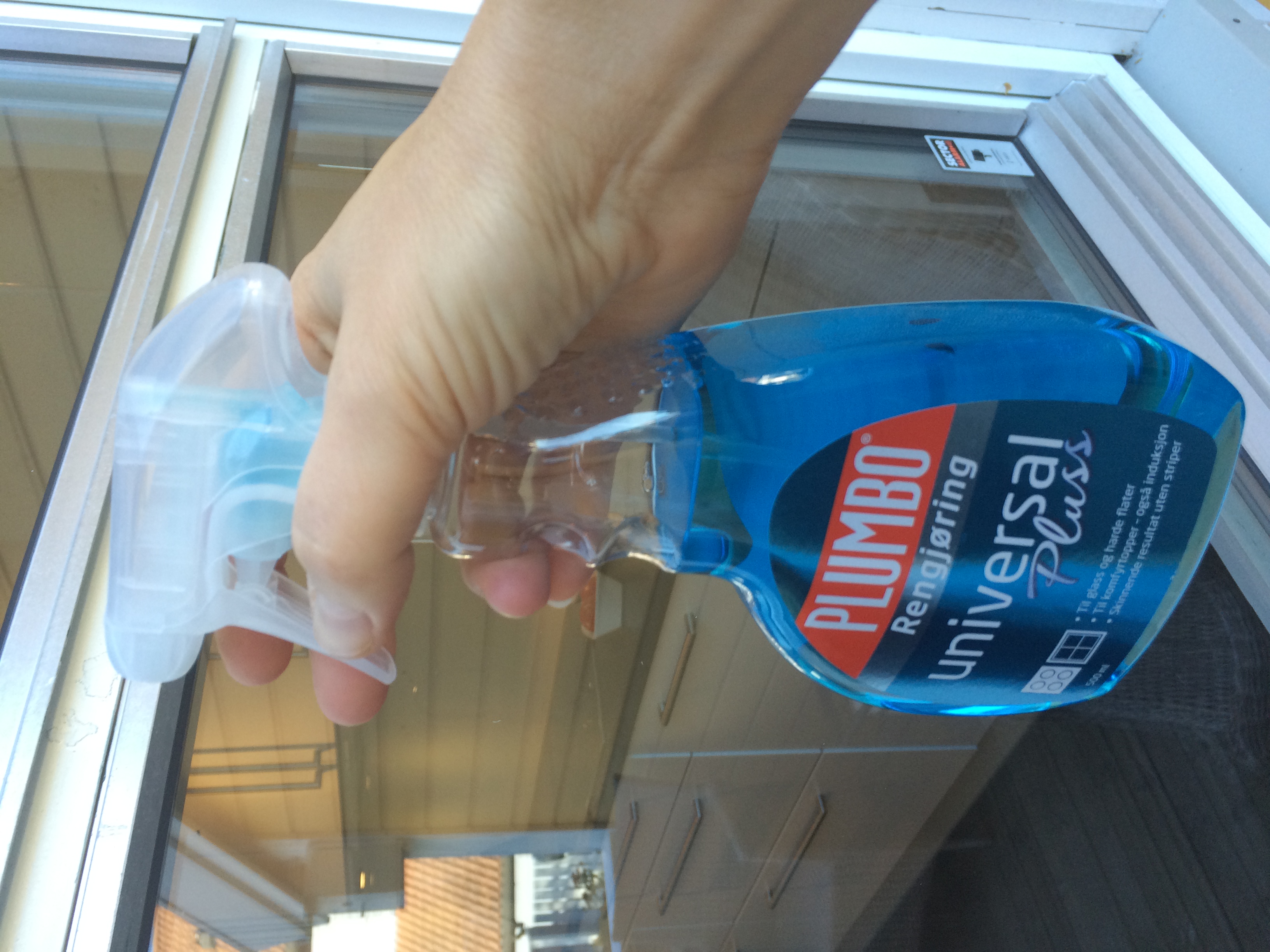 – Spray på med Plumbo Rengjøring Universal Pluss og tørk av med lofritt papir. Det er en enkel metode for å få rene vinduer, sier Ingrid Eikeland Øvregard hos Krefting.