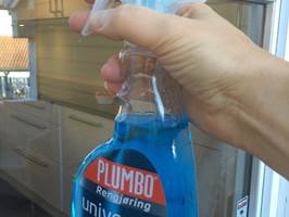 – Spray på med Plumbo Rengjøring Universal Pluss og tørk av med lofritt papir. Det er en enkel metode for å få rene vinduer, sier Ingrid Eikeland Øvregard hos Krefting.