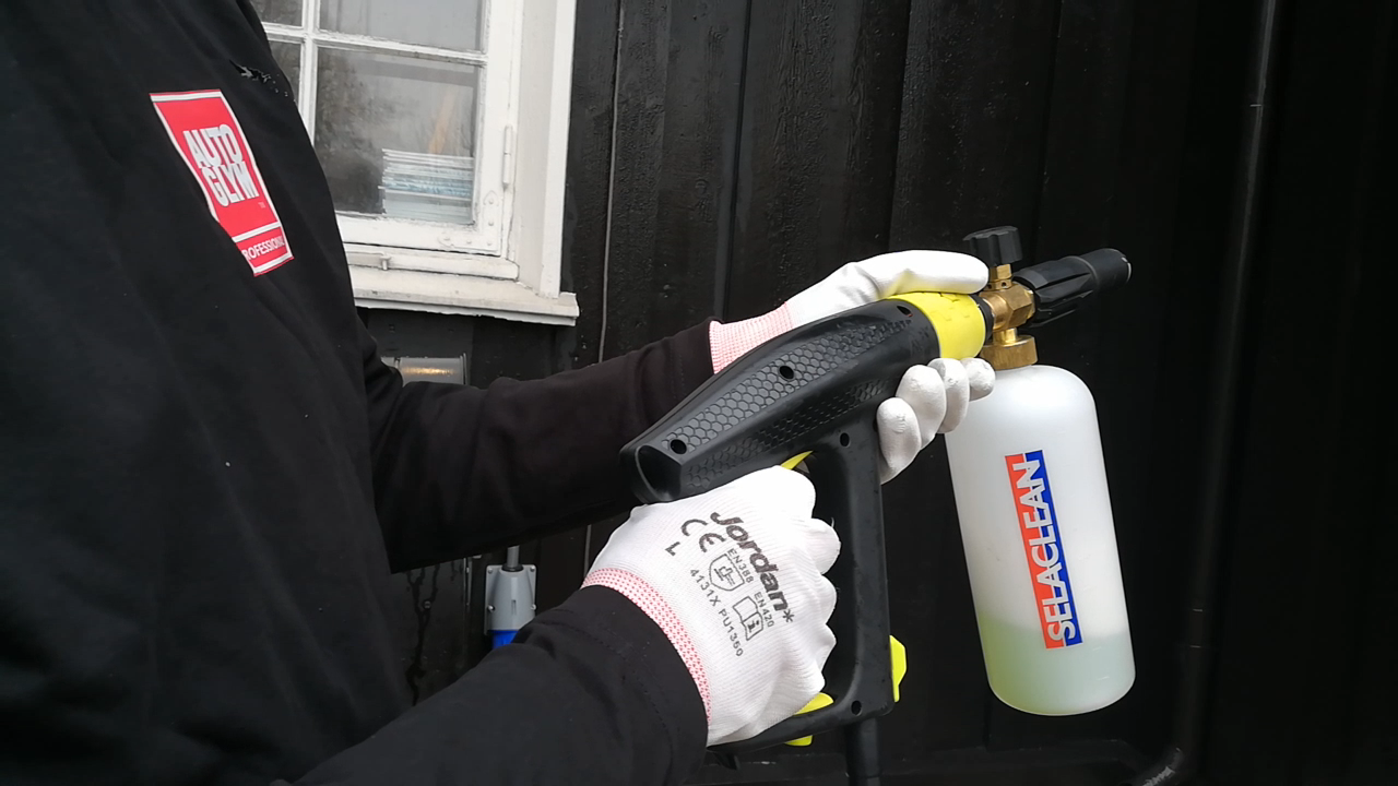 Nå kan huset raskt og effektivt påføres såpe med skumkanon og høyttrykkspyler