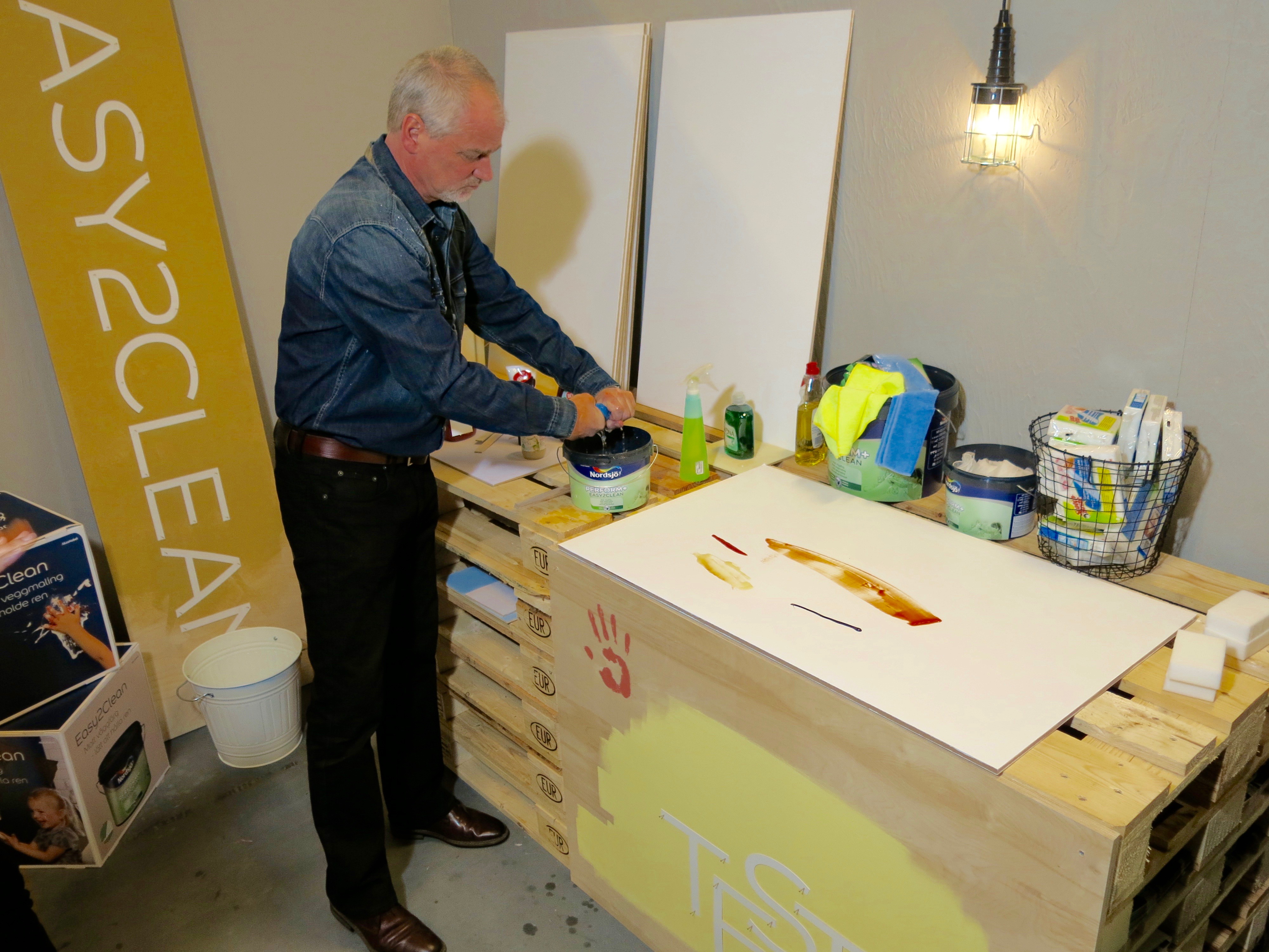 Perform+ Easy2clean er smussavvisende maling. Her er det bare å gni inn møkk, for så å vaske det lett av. 