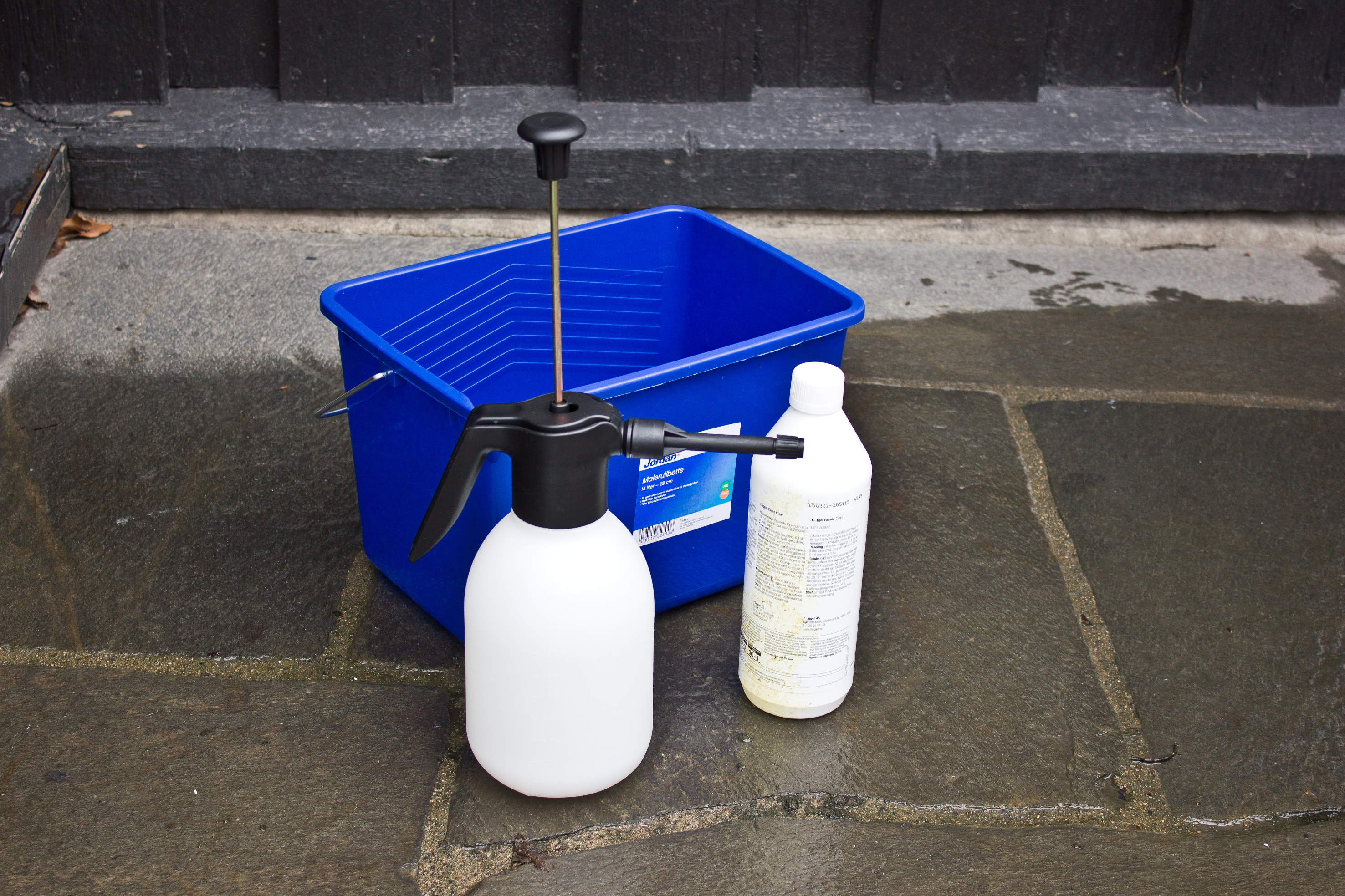 Gjør også klar vaskebøtte, lavtrykksprøyte og vaskemiddel. (sjekk at det er igjen nok på flaska hvis du har funnet fram en gammel flaske).