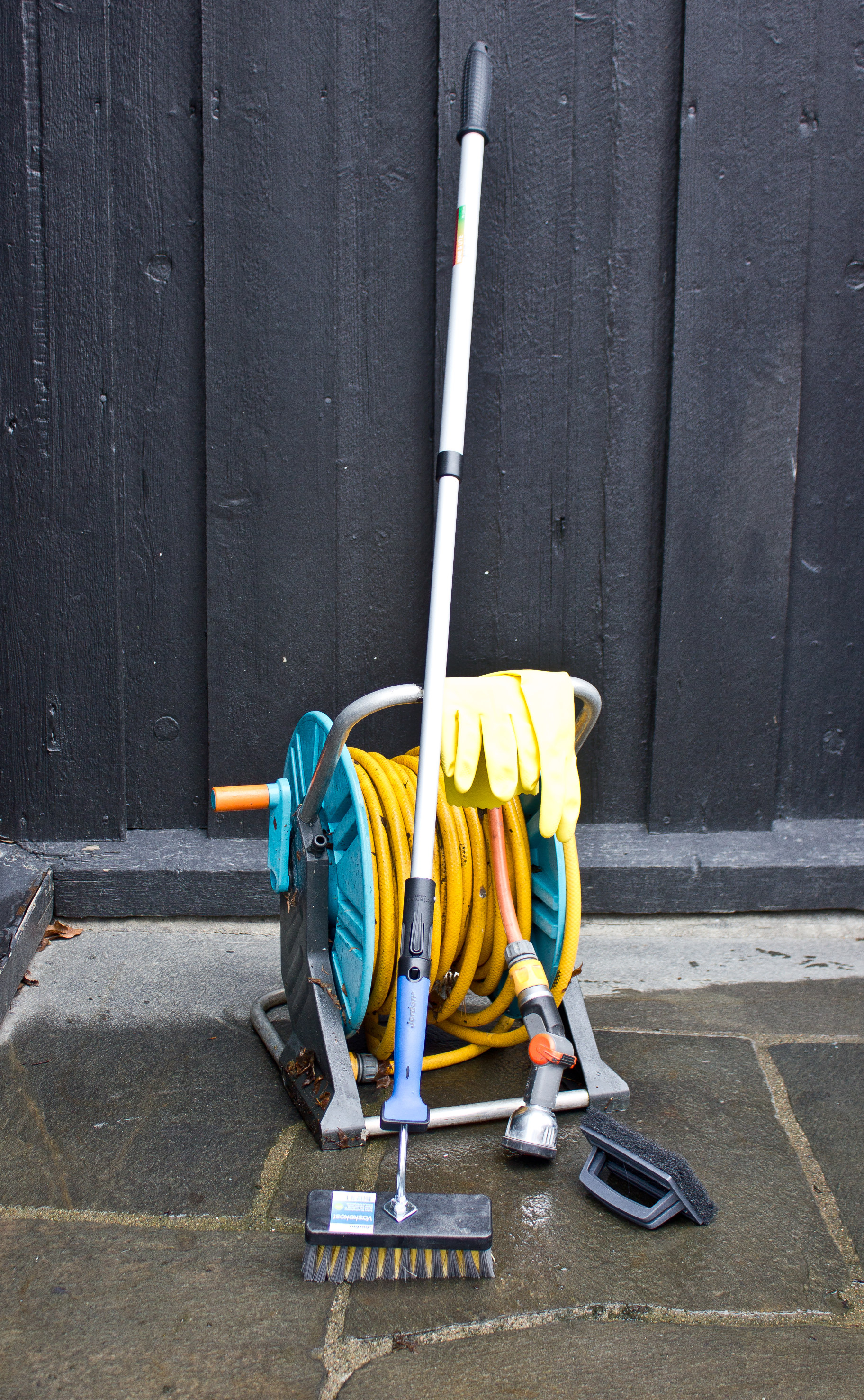 Hageslange, skurekost på forlengerskaft, skurepad og gummihansker… da er vi et stykke på vei.