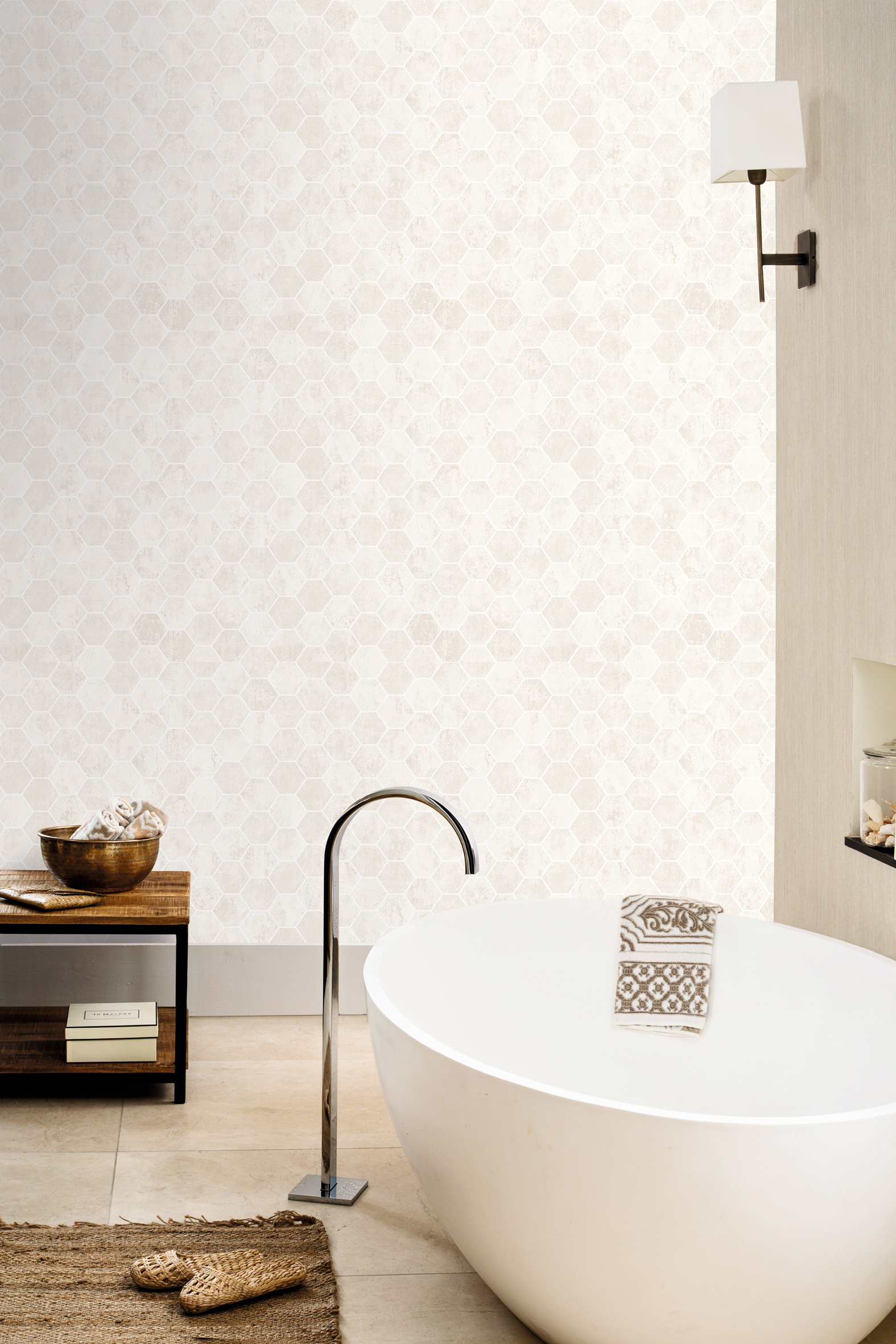 På badet trenger du et ekstra solid tapet, og da er våtromstapet svaret. Tapet fra Borge. Kolleksjon: Aqua.