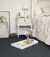 VEGG-TIL-VEGG: Med et vegg-til-vegg-teppe på soverommet får du en myk start på dagen. (Foto: Teppeabo)