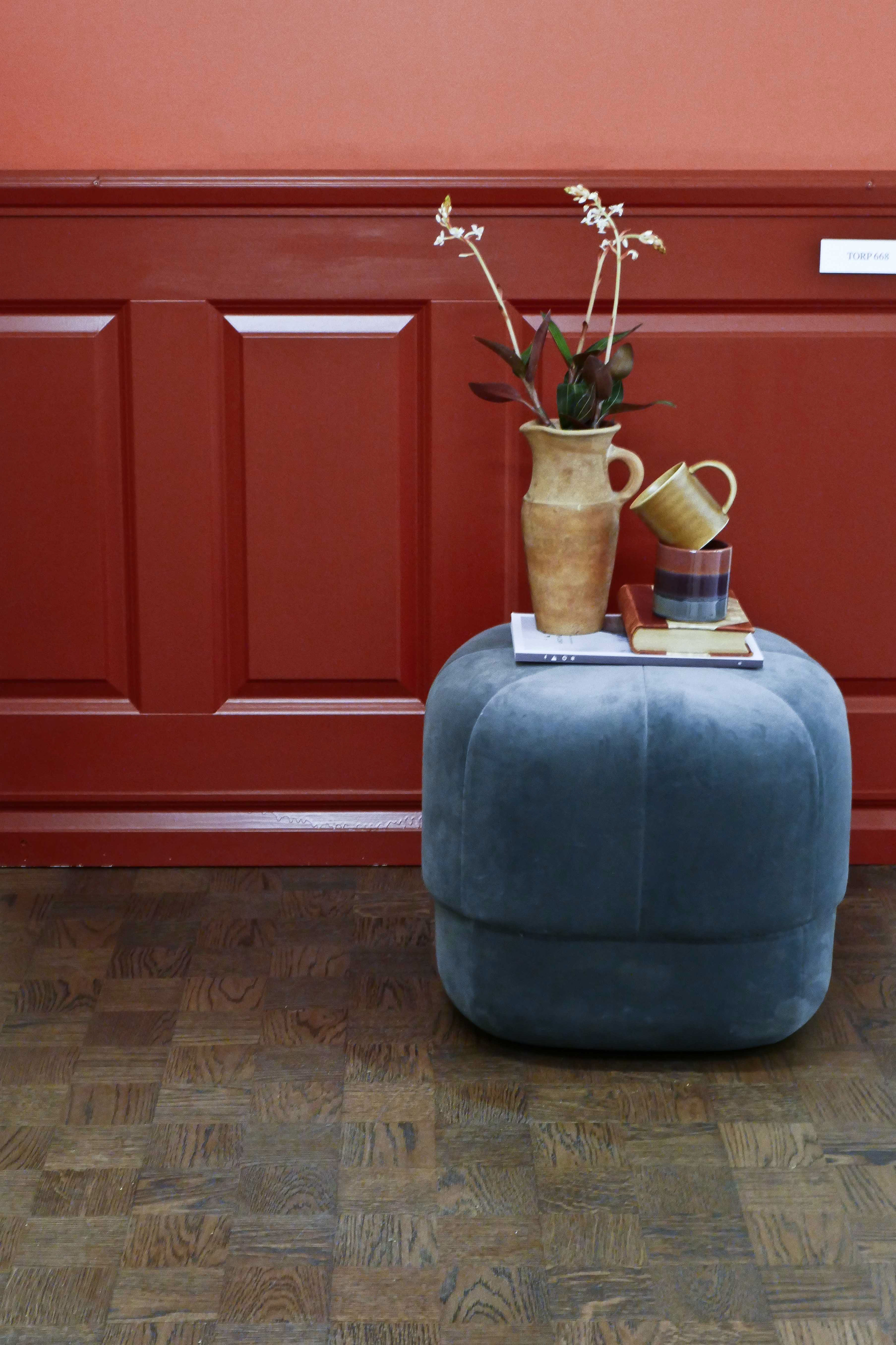 Mørk vegg og mørkt gulv