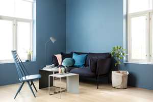 Denne stuen er malt med Butinox Interiør Stue & Sov, Matt for vegg og lister i farge 5833 Midnatt, fra Butinox Interiør sitt nye fargekart.
