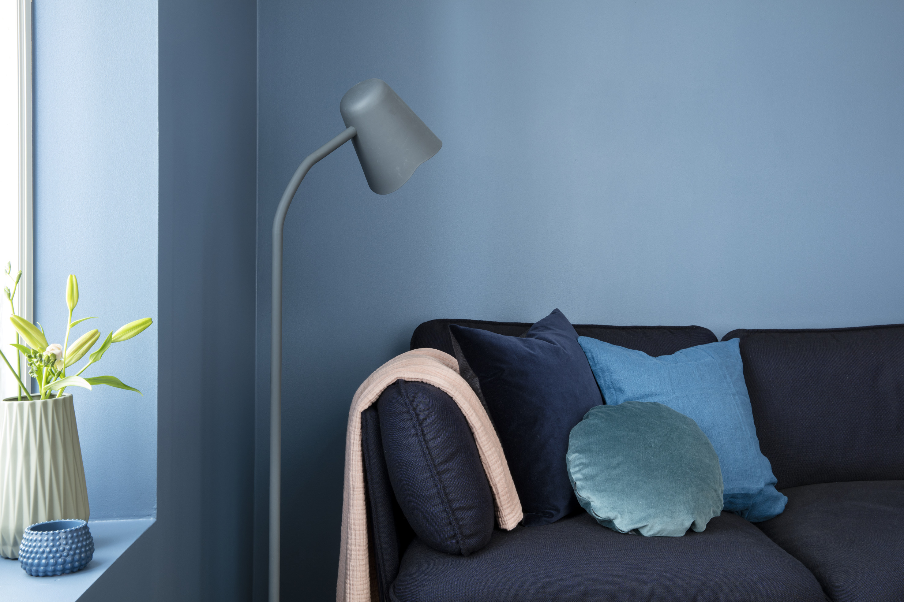 Veggene er malt med Butinox Interiør Stue & Sov, Matt for vegg og lister i farge 5833 Midnatt.