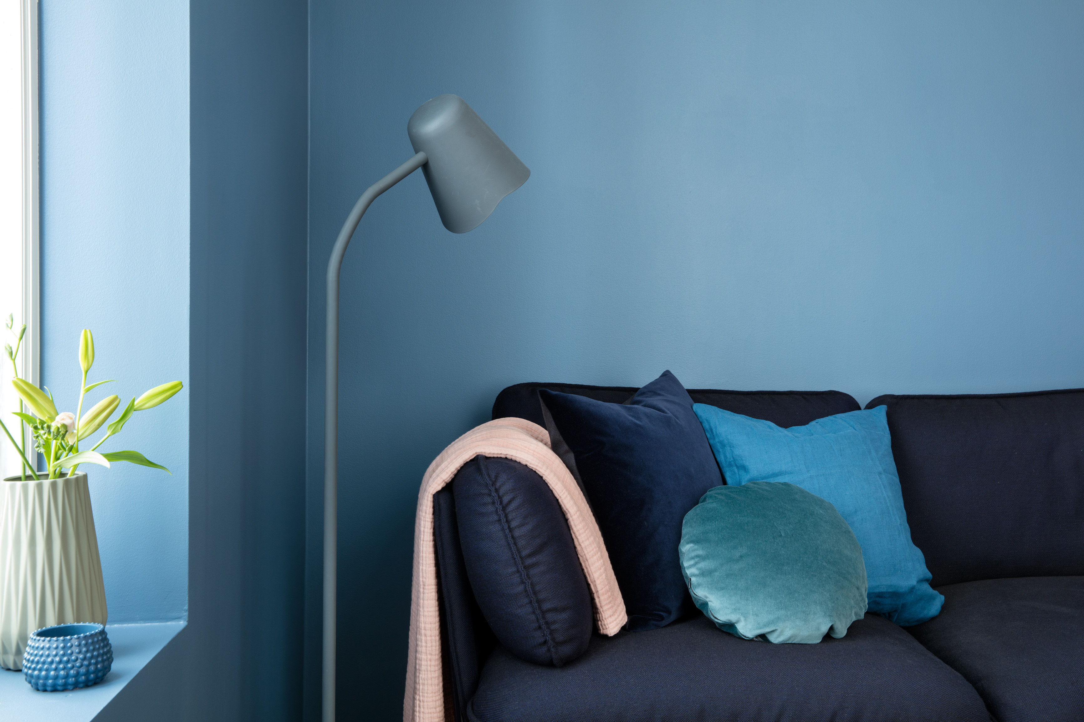 BLÅTT: Jennys favorittfarge er Midnattblå (NCS: S5020-R90B). En avdempet mellomblå nyanse som lett kan kombineres med grå, beige og evt andre blåtoner. (Foto: Butinox Interiør)