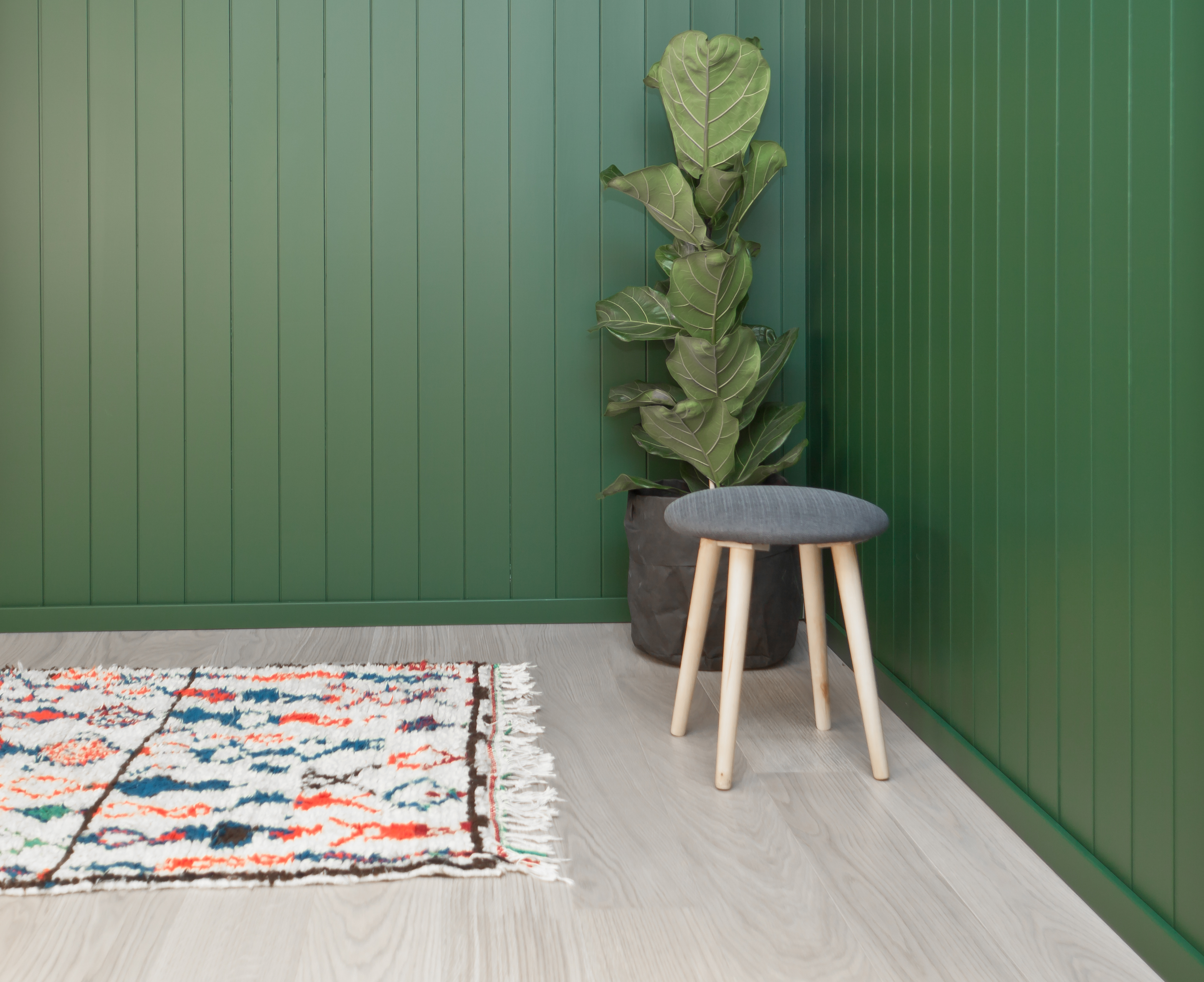 Ved å male panelet, får man en flate med naturlig liv uten at kvistene i materialet dominerer. Foto: Chera Westman/ifi.no