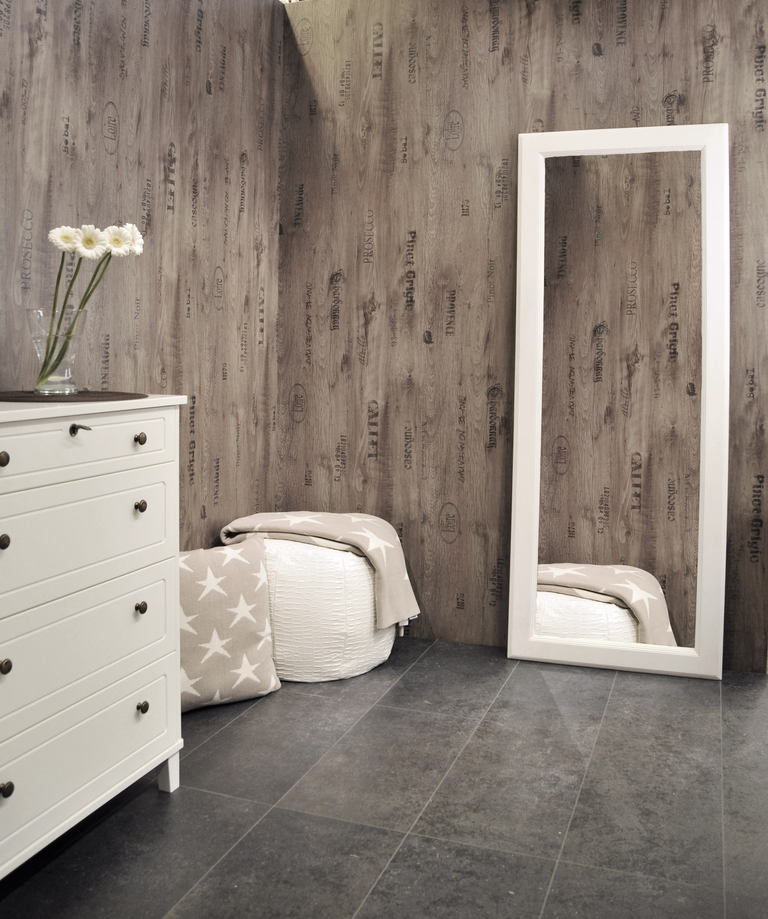 Ferdigtapetserte trefiberplater gir raskt ferdig rom. Platene skjøtes usynlig i hverandre, og det er ikke behov for etterarbeid med sparkel, slipepapir og maling. Foto: Byggma