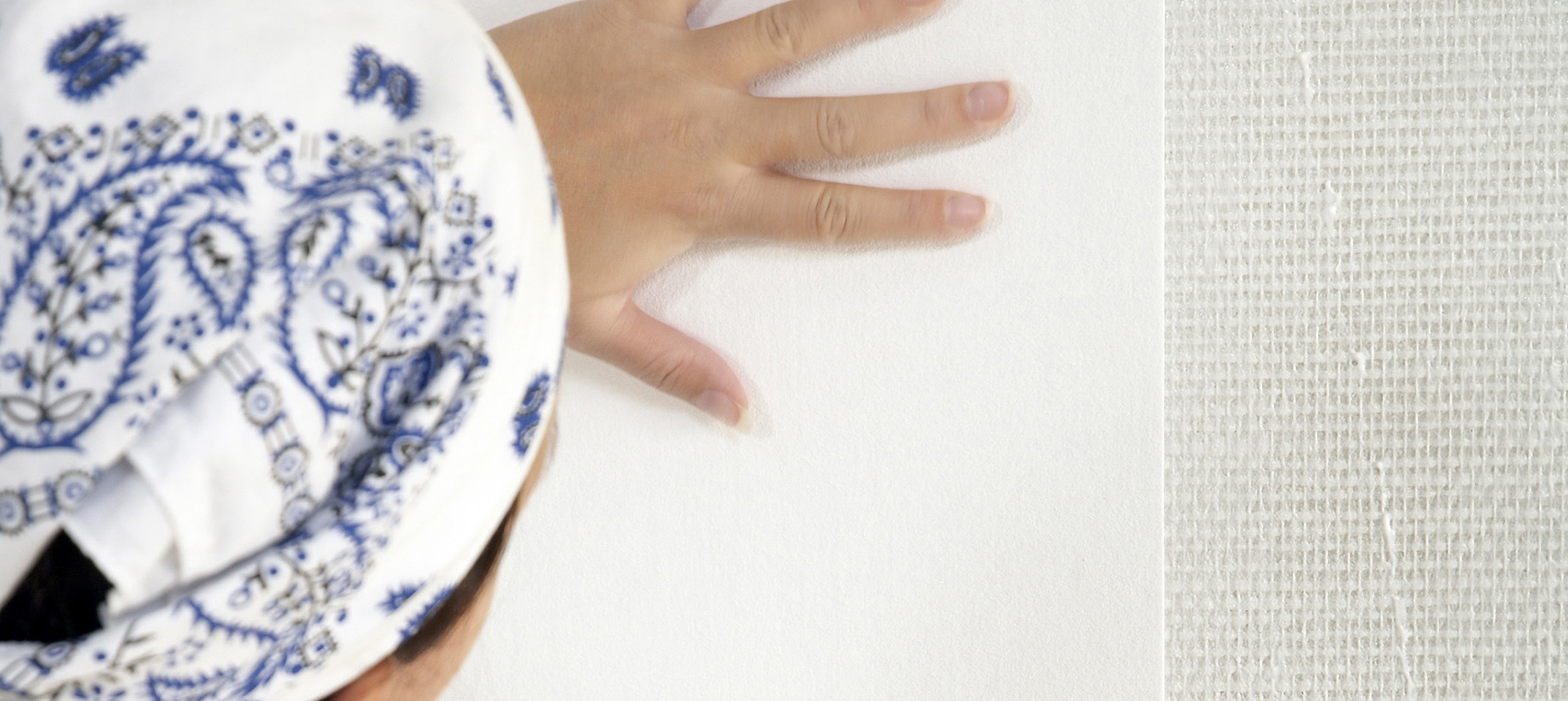 Fiberduk, også kalt underlagsduk, stettes opp som tapet og dekker ujevnheter i underlaget. 