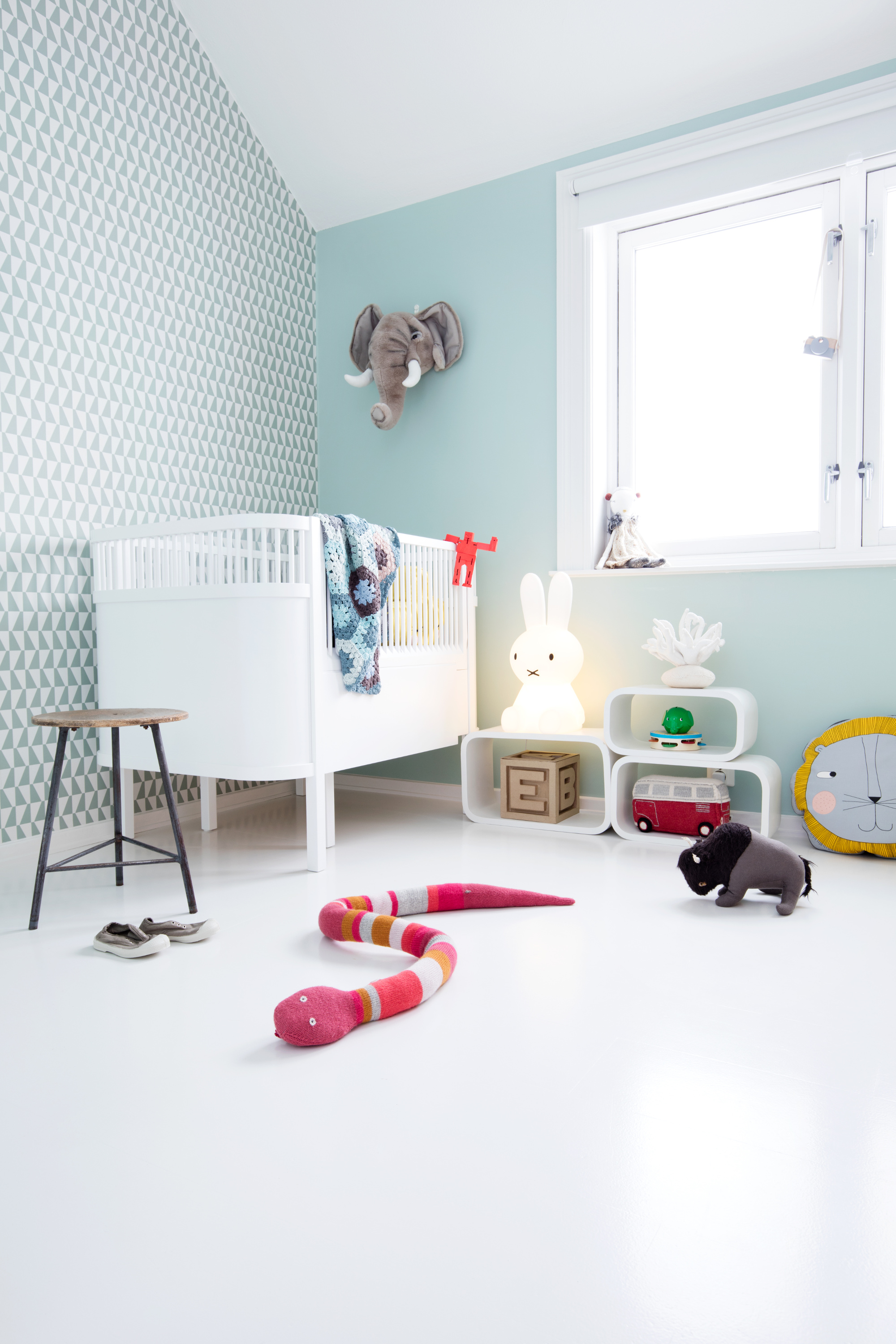  GULVMALING:  De fleste gulvmaterialer kan males. Og gulvmalingen brukes med fordel også til trapper og andre steder der god utflyt og høy slitestyrke er ønsket. (Foto: TreStjerner)