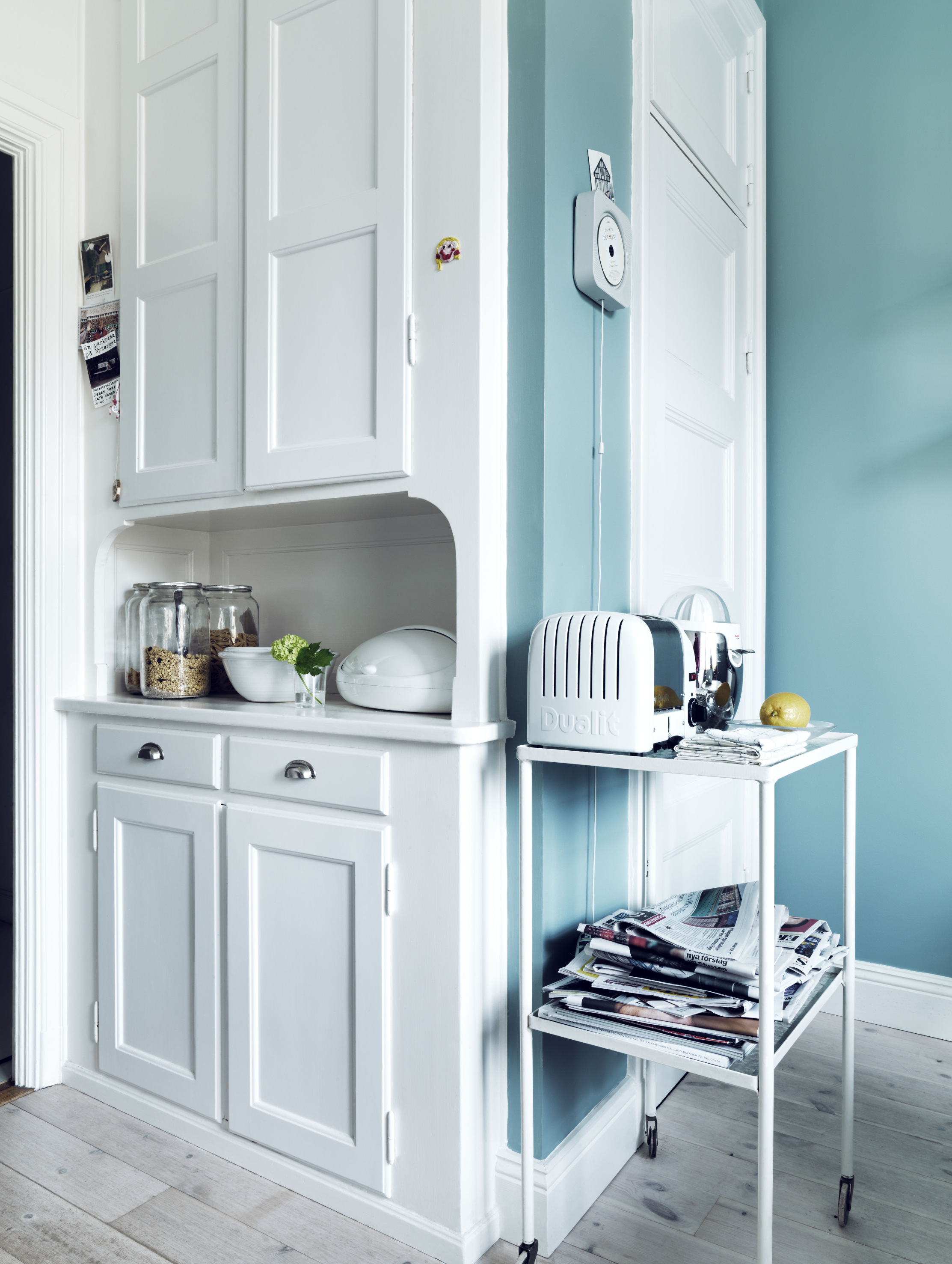 På et kjøkken bør malte vegger kunne vaskes med klut og eventuelt rengjøringsmidler. Det stiler krav til god kvalitet på bindemidlene i malingen. (Foto: Beckers)